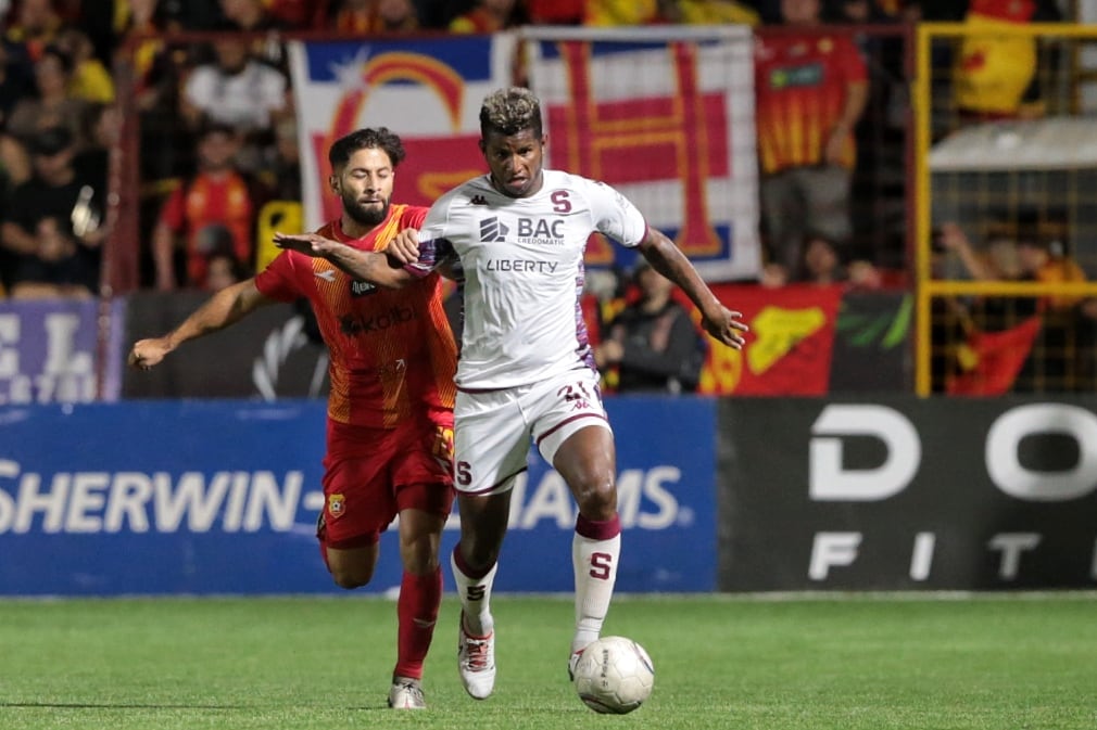 24/01/2024/ Juego entre el Club Sport Herediano vs Deportivo Saprissa por la jornada 4 del torneo clausura de la copa Promerica en el estadio Carlos Alvarado de Santa Bárbara de Heredia / Foto John Durán