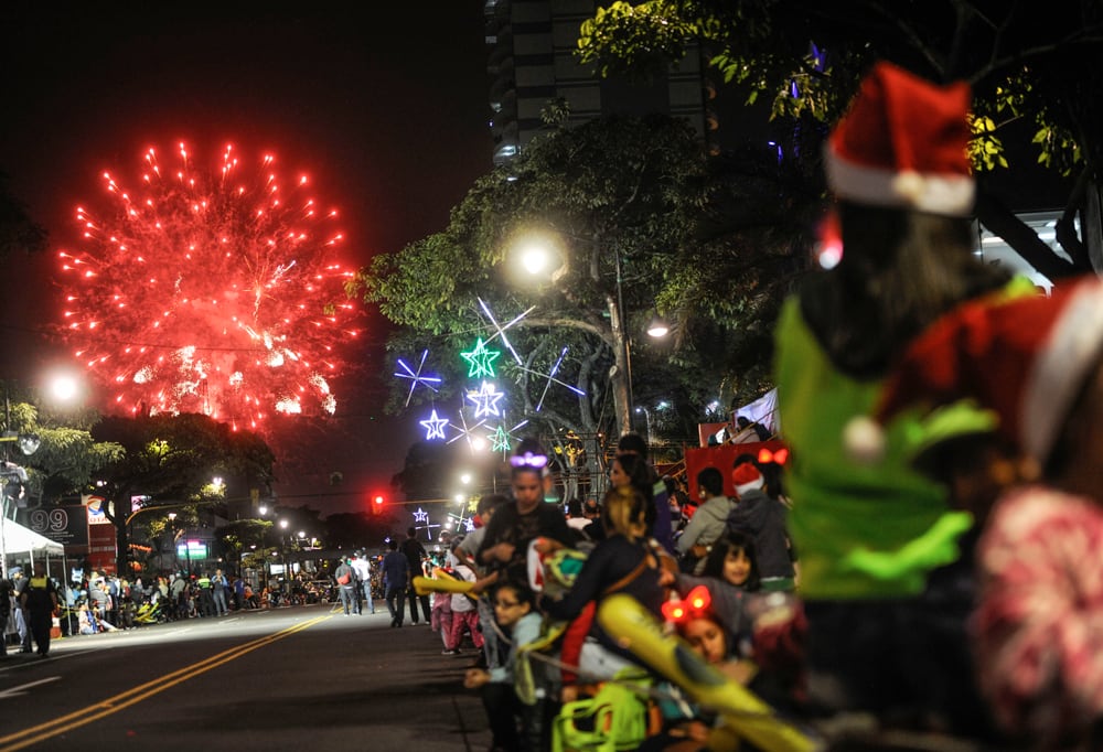 Desfile del Festival de la Luz 2015 en San José, Costa Rica, cuando se realizaba un espectáculo pirotécnico. En 2024 no habrá fuegos artificiales.