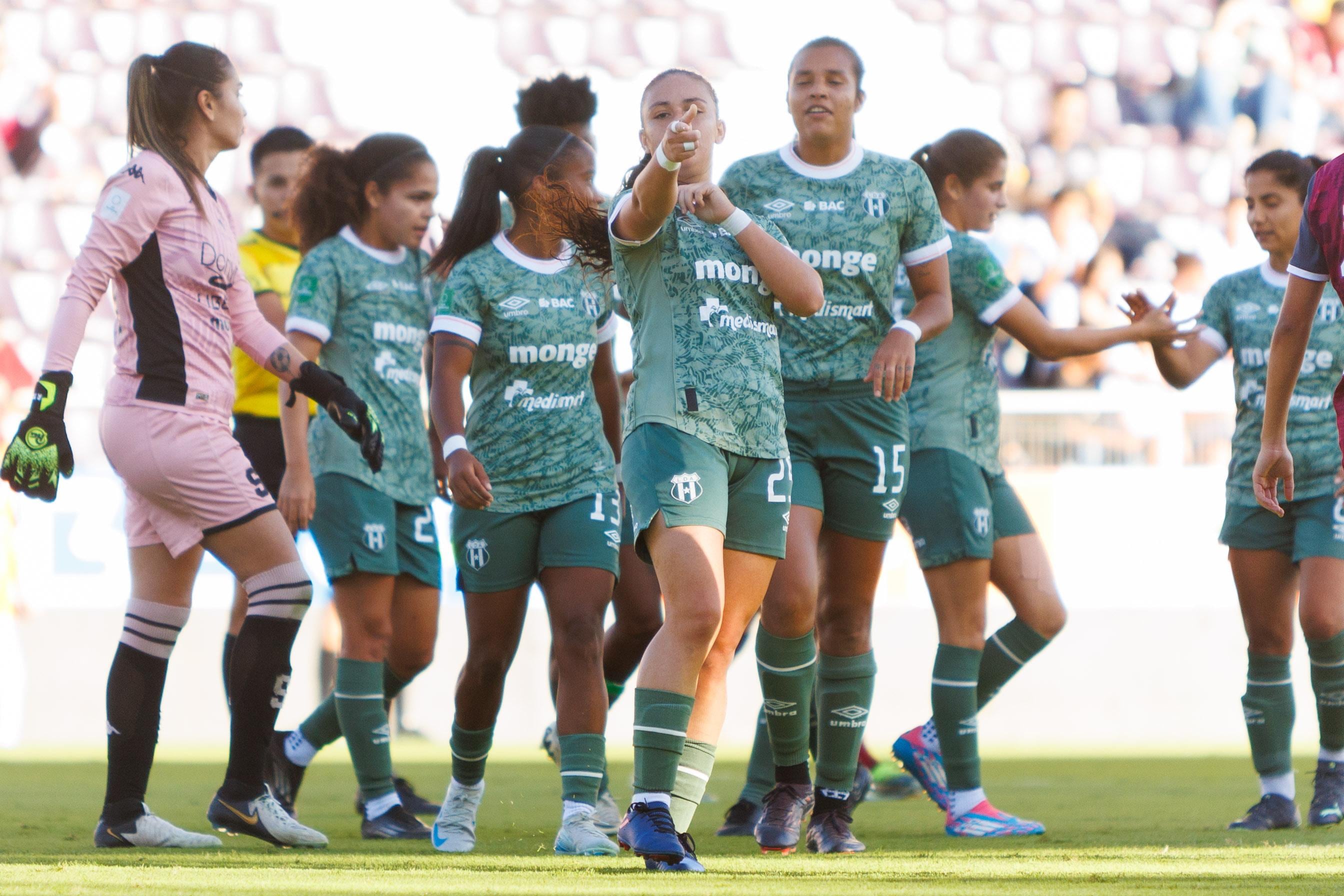 Sianyf Agüero marcó un doblete en el juego de ida de las semifinales del fútbol femenino entre Alajuelense y Saprissa.