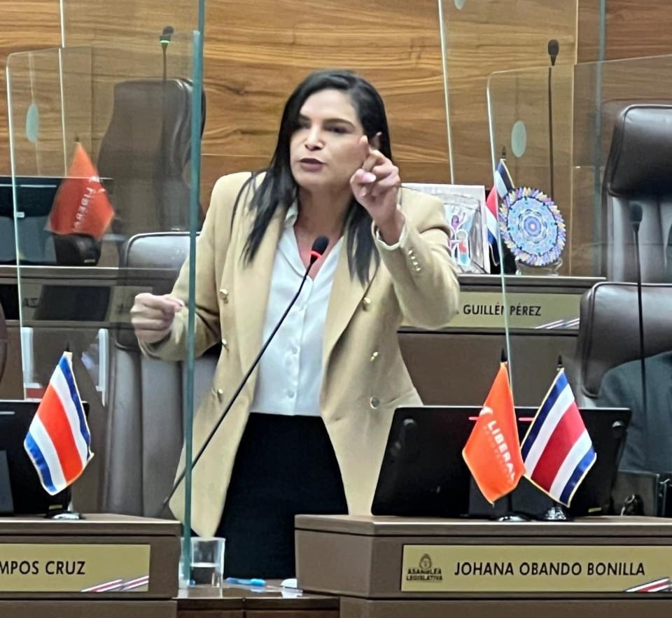 La diputada independiente, Johana Obando, anunció la noche de este martes que ejercerá acciones legales por supuestas “injurias y calumnias” en su contra difundidas por un medio de comunicación, al que la legisladora no se refiere directamente.
