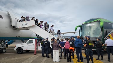 Costa Rica deberá responder sin demora a los avisos de Estados Unidos sobre vuelos con deportados: estos son los términos del acuerdo firmado por Rodrigo Chaves