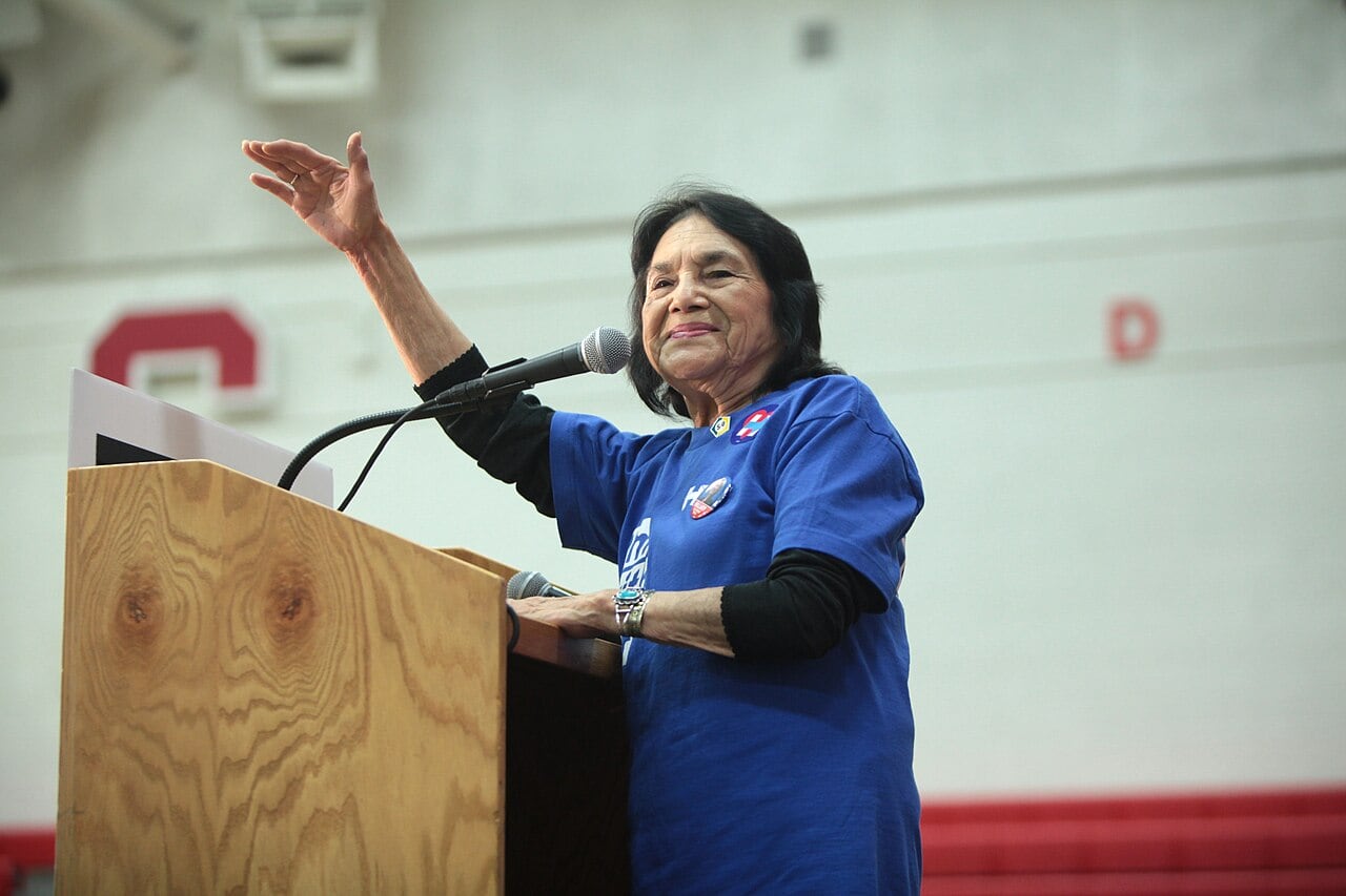 Dolores Huerta hablando en un mitin de campaña con el expresidente Bill Clinton en Central High School en Phoenix, Arizona (2016).