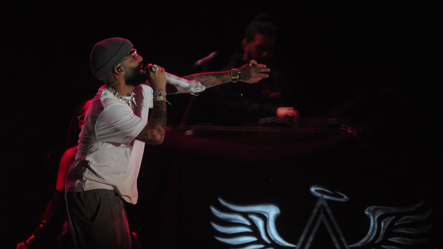 Famoso cantante que dará concierto en Costa Rica lanzó mensaje de odio contra la población indígena y de apología a la conquista