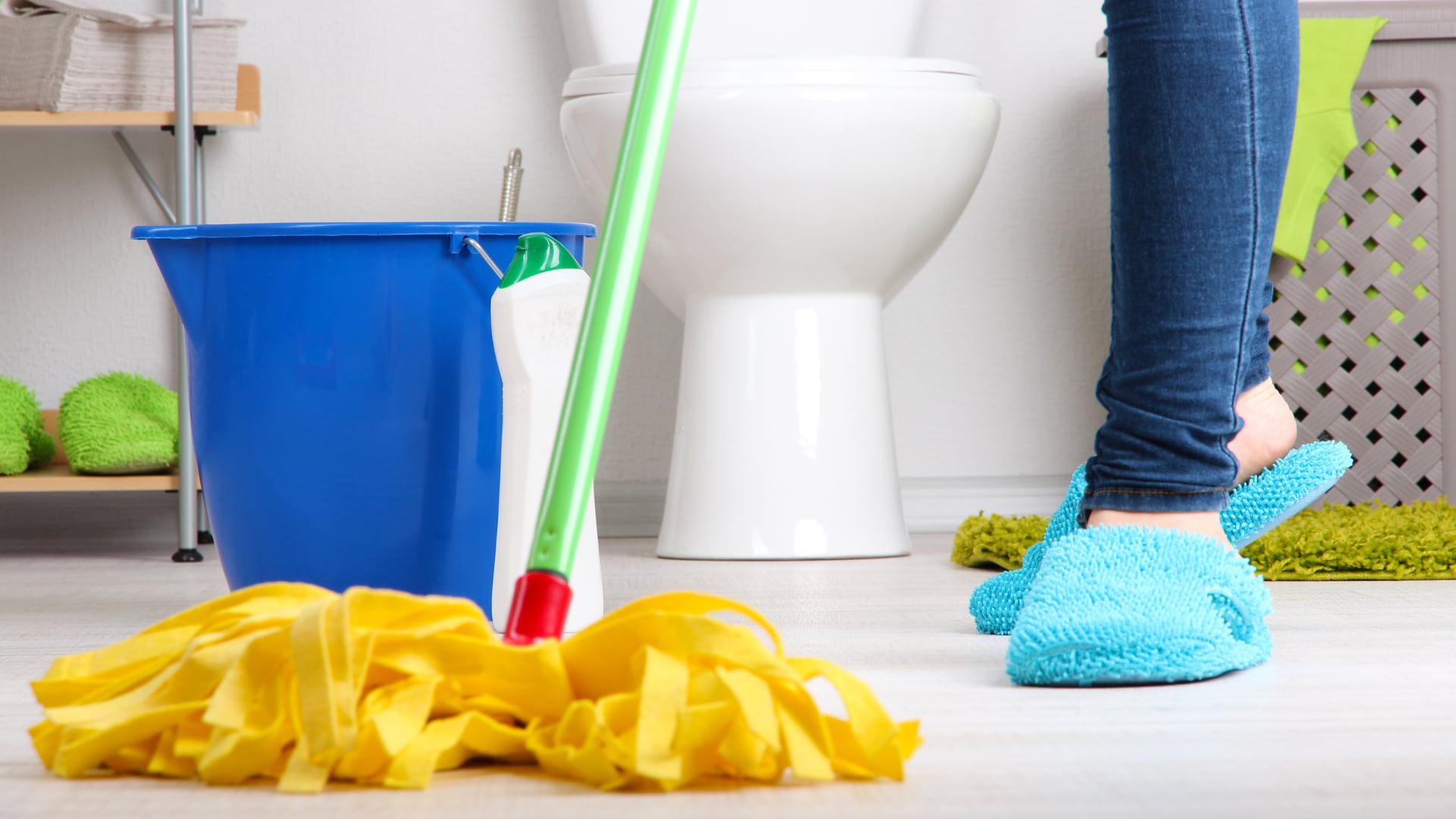 El vinagre blanco limpia y desinfecta pisos, azulejos y grifería. Reduce hongos y olores con un método accesible y seguro para el hogar.