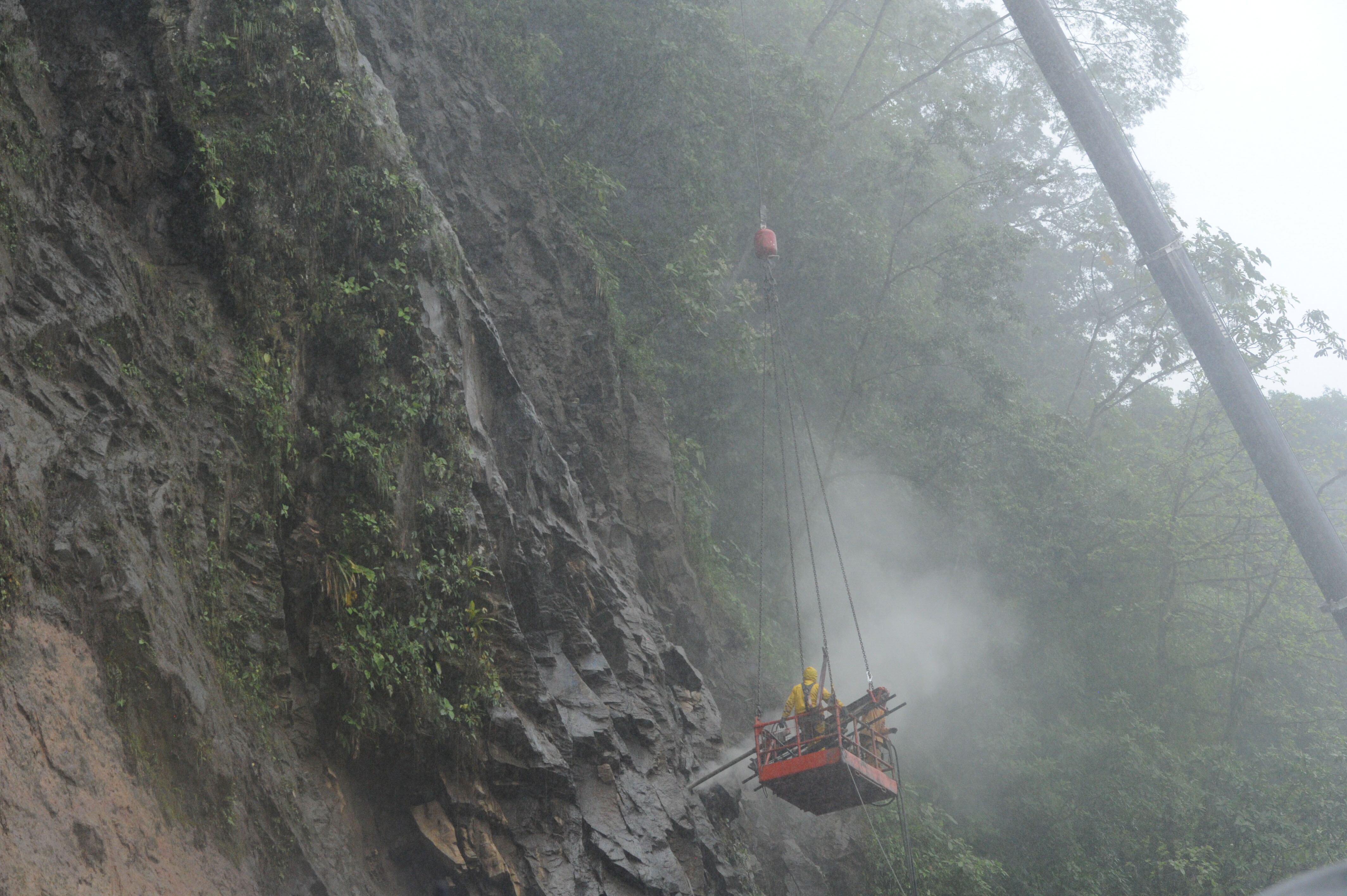Zurquí ruta 31 voladura de enorme roca