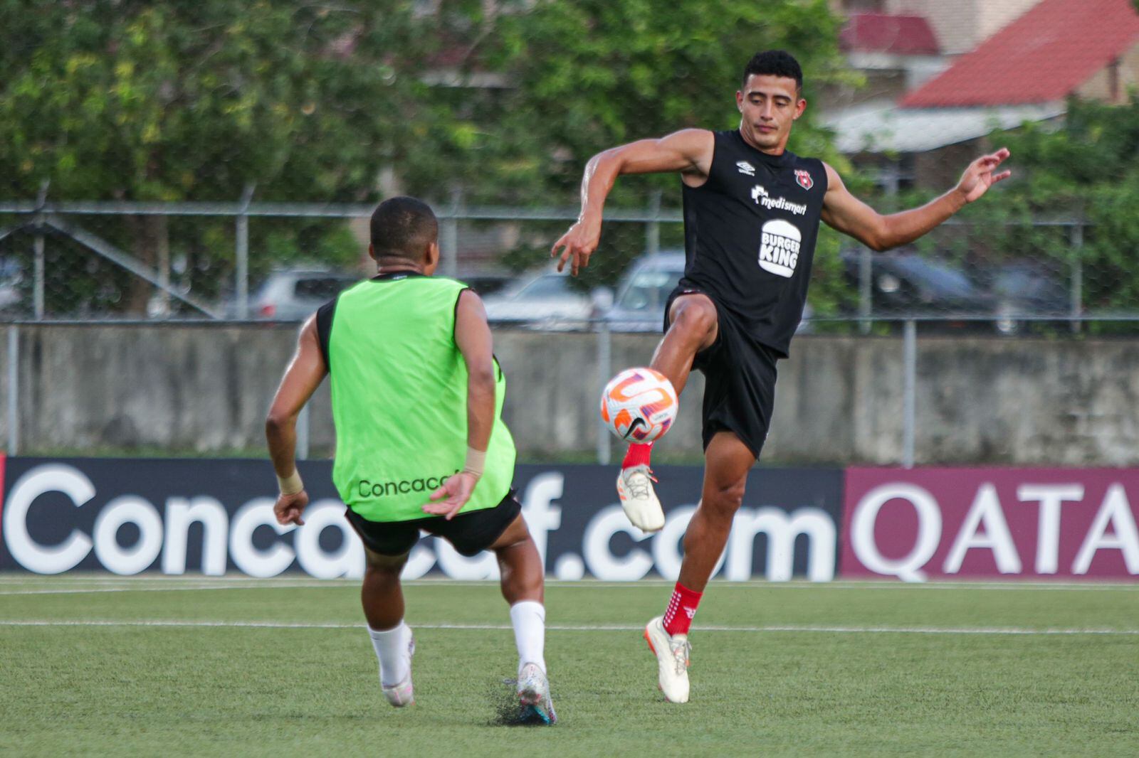 Daniel Chacón e Ian Lawrence durante el reconocimiento al FFB Stadium en Belice, donde Alajuelense jugará contra Verdes, en la Copa Centroamericana de Concacaf.