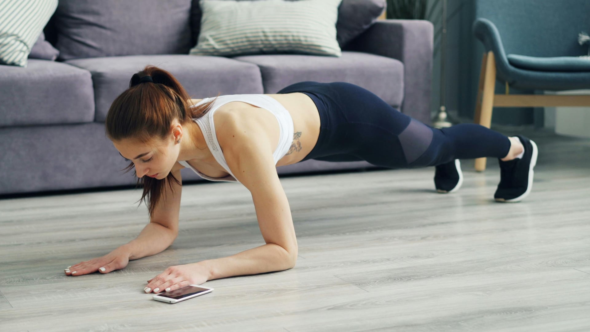 La plancha puede ser un movimiento estático o dinámico, que no requiere de equipo externo ni de ir al gimnasio y que mejora la postura.