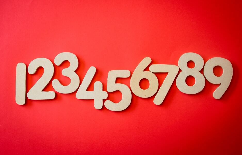 Clases poco dinámicas, malos niveles de lectura y materiales poco didácticos limitan el aprendizaje de esta asignatura desde la educación primaria.