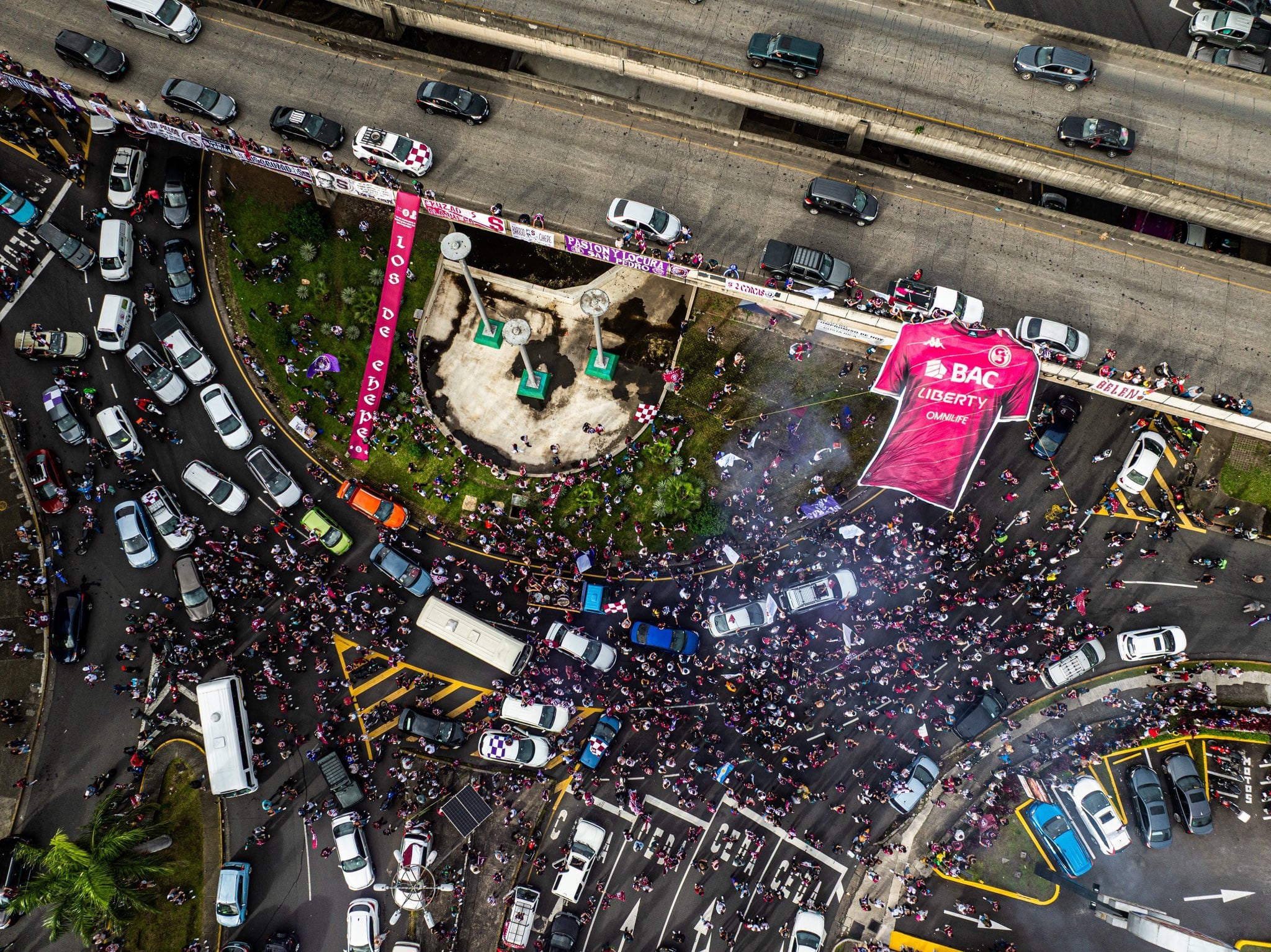 La afición del Saprissa llenó la rotonda de la Fuente de la Hispanidad.