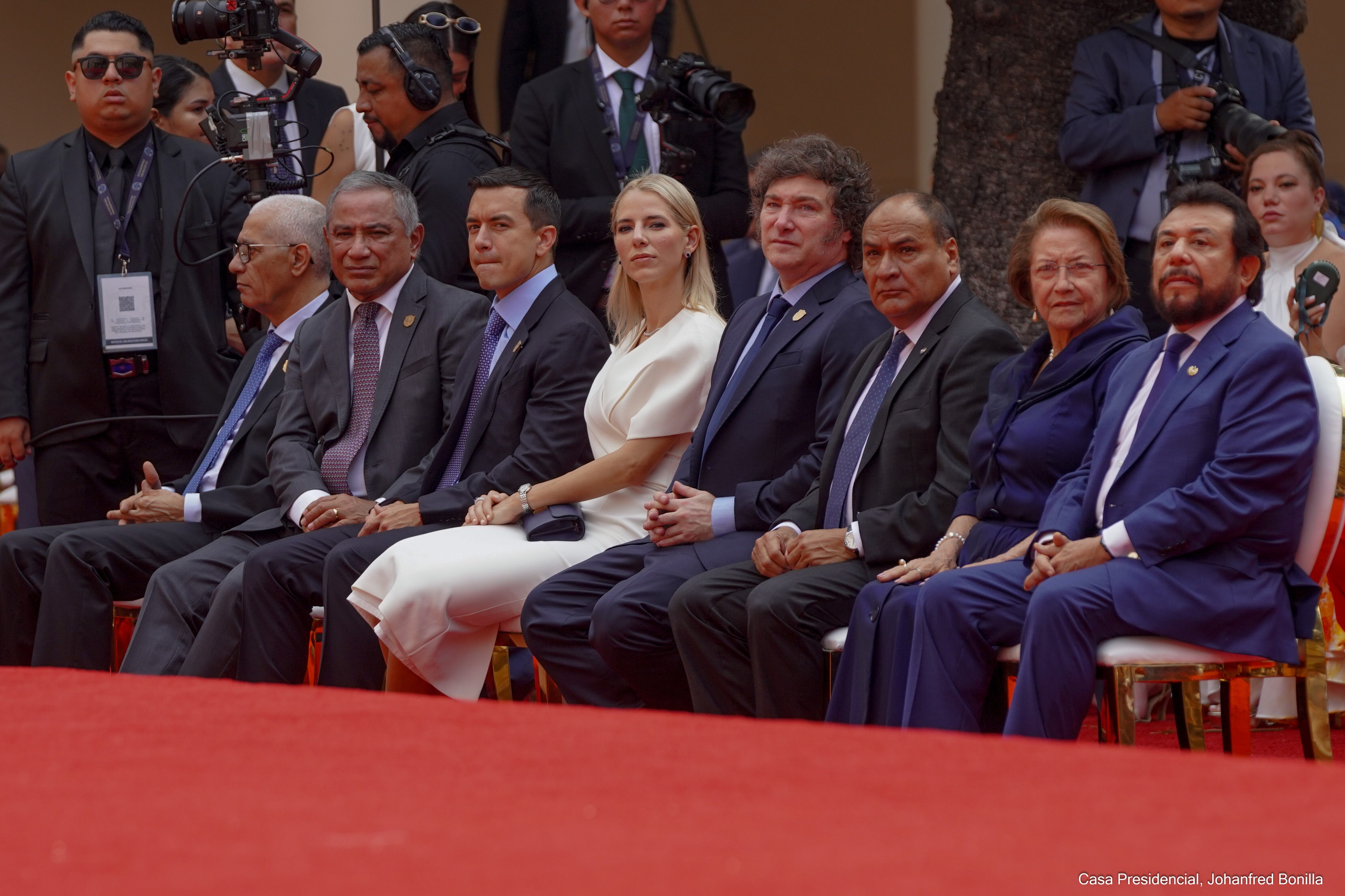 En la imagen, de frente y izquierda a derecha, el primer ministro de Belice, Juan Antonio Briceño; el presidente de Ecuador, Daniel Noboa; la primera dama de Ecuador, Lavinia Valbonesi y el presidente de Argentina, Javier Milei. En el extremo derecho, el vicepresidente de El Salvador, Félix Ulloa.
