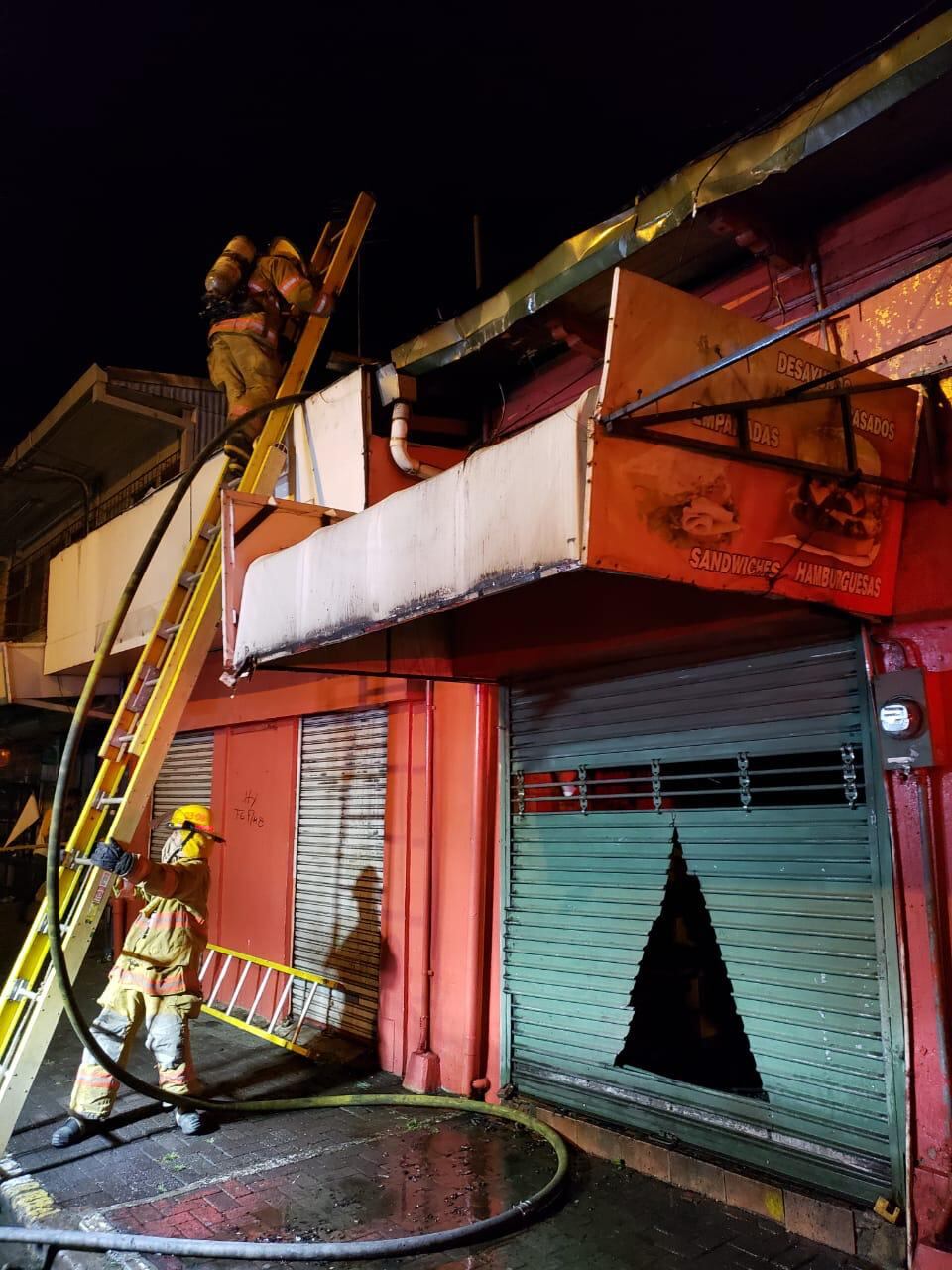 Las estructuras se ubican entre avenida 14 y calle 9, en un terreno de 400 metros cuadrados, de los cuales resultaron afectados 100 metros cuadrados. Foto: Bomberos. Foto: Bomberos.