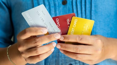 Tasas de interés de tarjetas de crédito se resisten a bajar