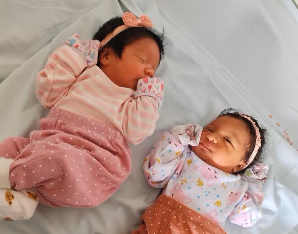 Maryelle y Maylla, gemelas nacidas en São Luís, Brasil, se volvieron virales por su color de piel distinto. Su madre compartió su historia para visibilizar la diversidad genética y apoyar a otras madres de gemelos.