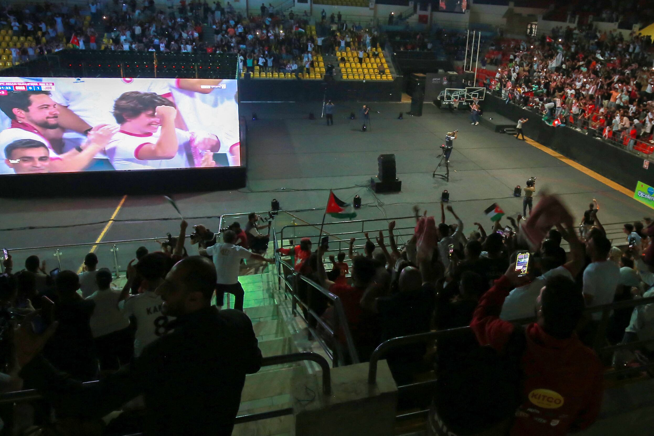 Aficionados de Jordania se reunieron en un complejo deportivo de la capital, Amán, para observar el partido ante Omán en el que obtuvieron la clasificación al Mundial 2026.