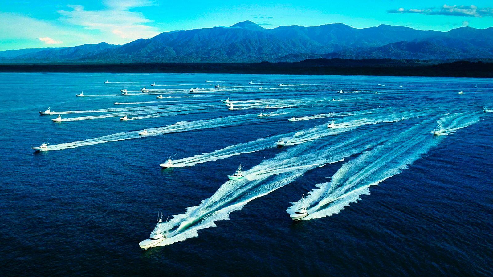 Imagen en la que se ven varios yates sobre el mar de Quepos, en Puntarenas.