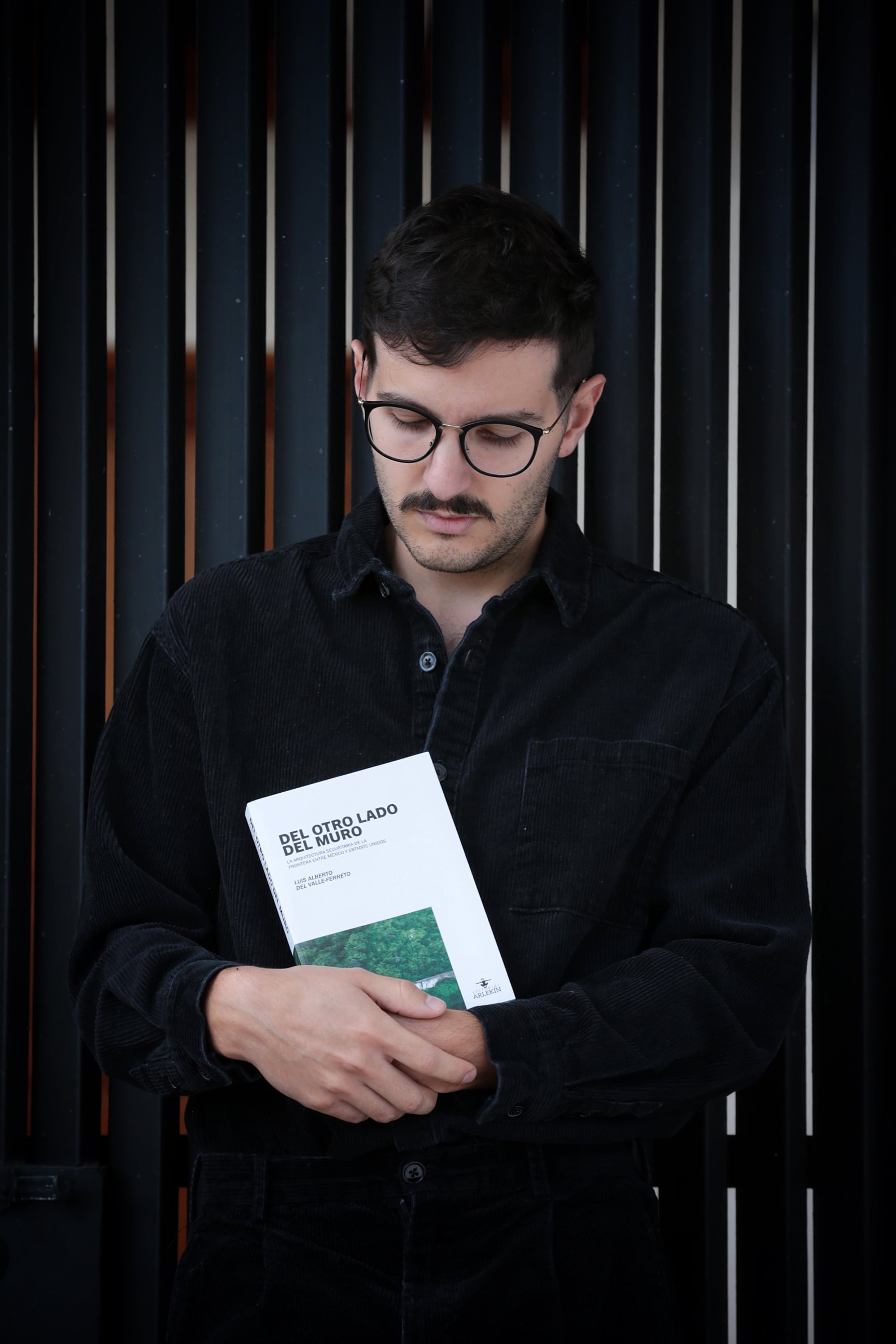 23/01/2024/ Retratos del escritor Luis Alberto del Valle Ferreto, autor del libro 'Del otro lado del muro, un ensayo sobre la frontera entre MX y USA / Foto John Durán