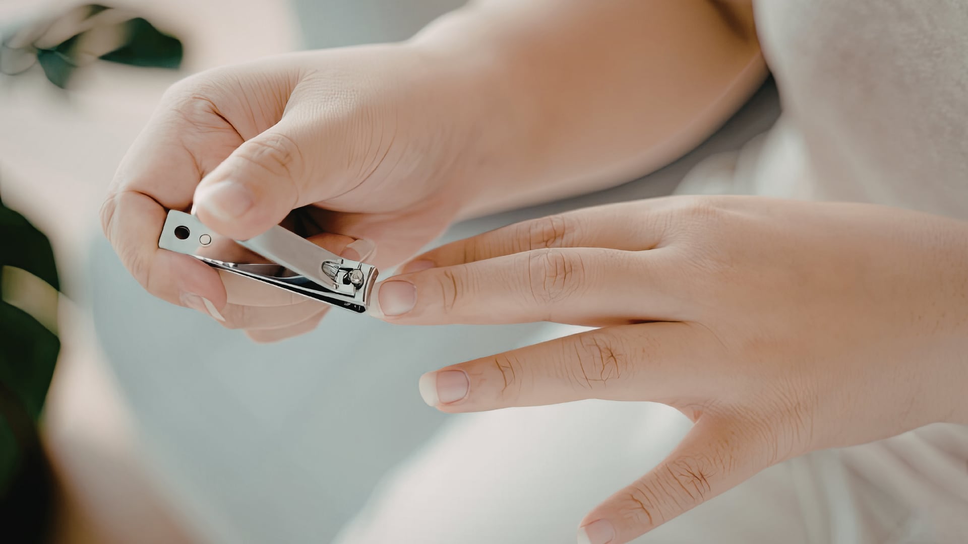 El orificio del cortaúñas permite colgarlo, transportarlo y realizar tareas simples. Su diseño responde a necesidades prácticas y de salud.