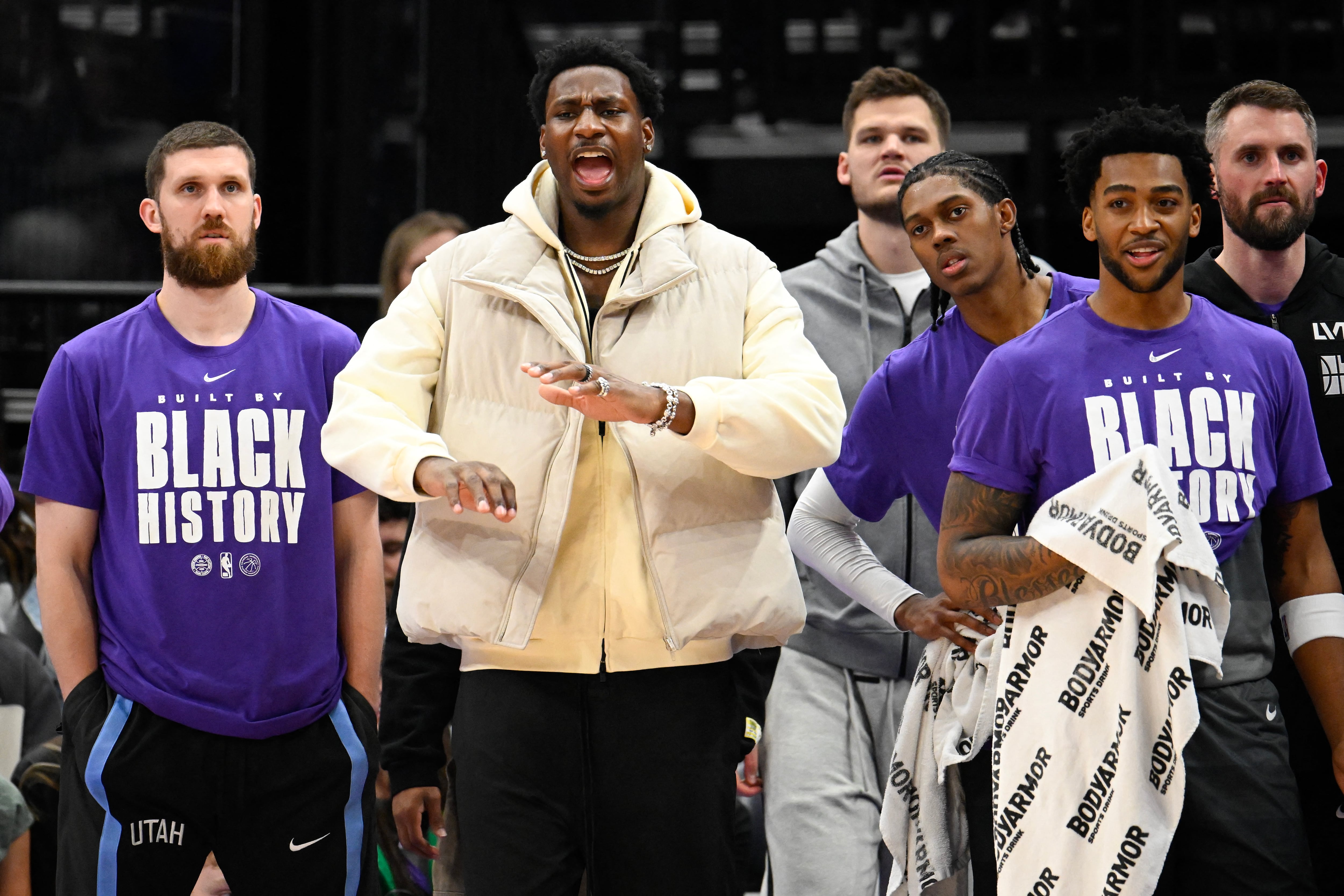 Jaren Jackson Jr. (al centro) observa desde la banca un partido del Utah Jazz ante los Portland Blazers. Al parecer, el jugador formó parte de una estrategia prohibida en la NBA.