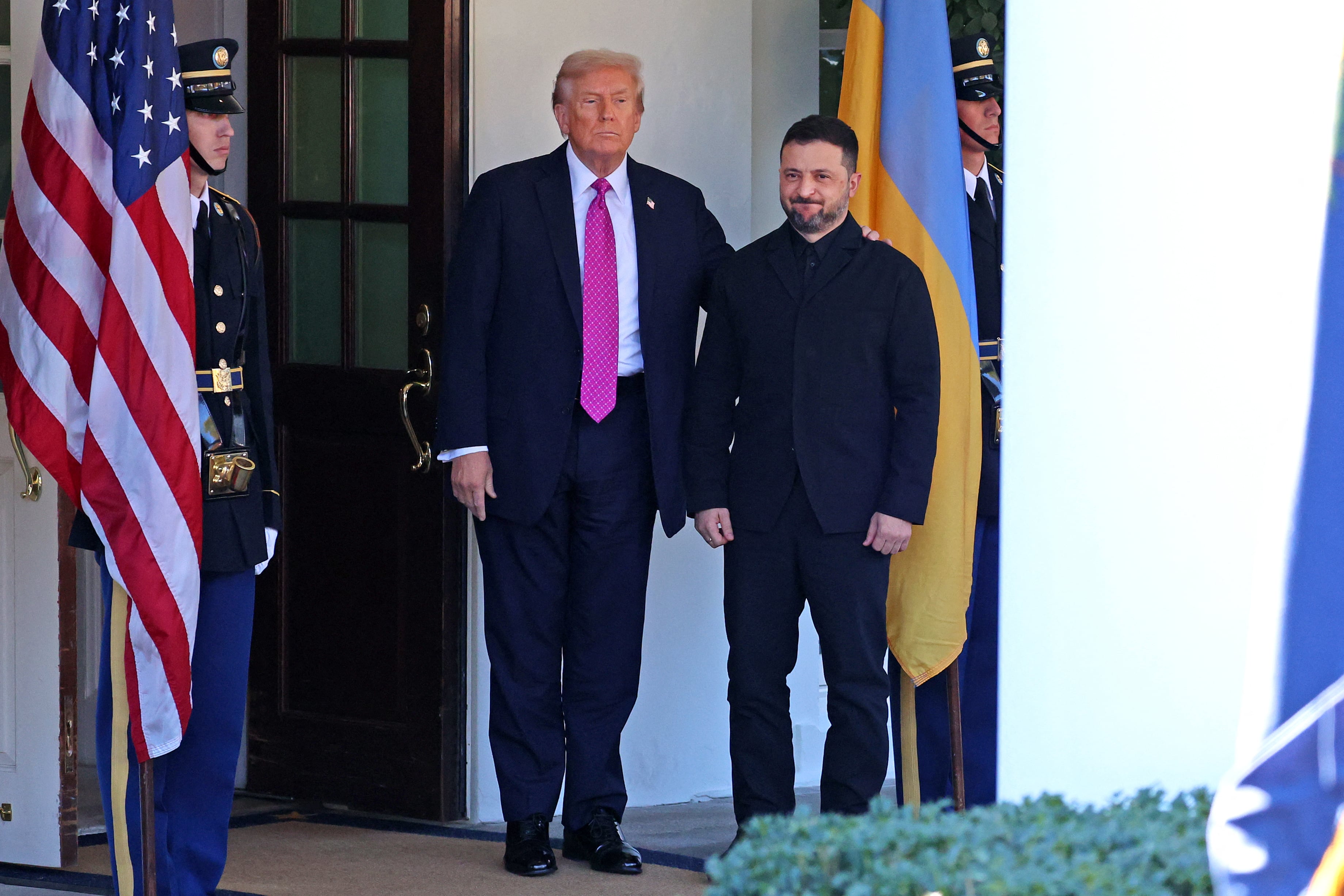 El presidente de Estados Unidos, Donald Trump, recibe al presidente de Ucrania, Volodymyr Zelensky, a su llegada a la Casa Blanca, en Washington, D.C., para una reunión el 17 de octubre de 2025.