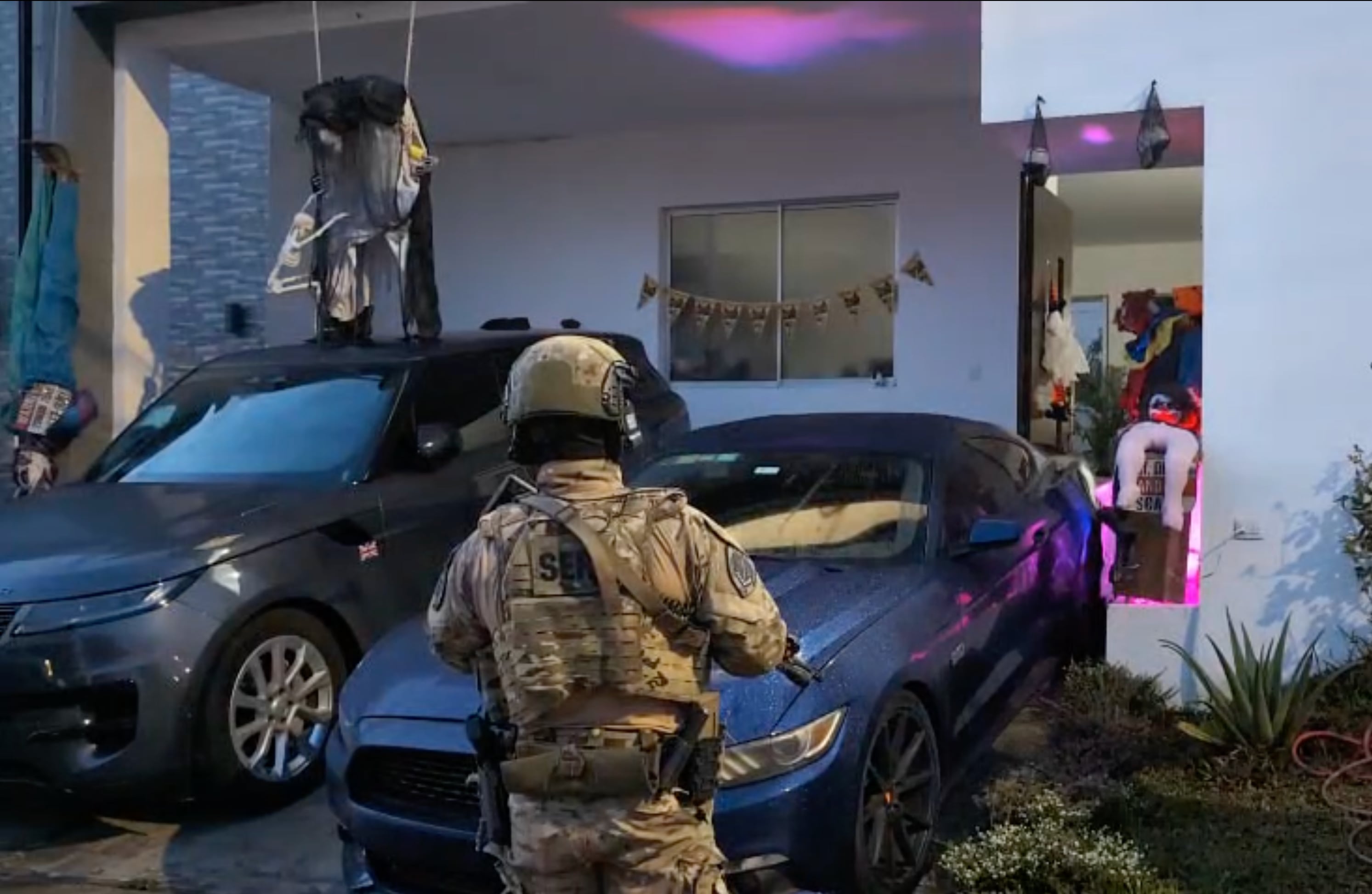 Agentes del OIJ durante allanamiento este miércoles en Curridabat en la investigación del homicidio de la pareja europea Schickhaus y Daxer en Quepos, relacionado con robo y engaño inmobiliario. Fotografía: