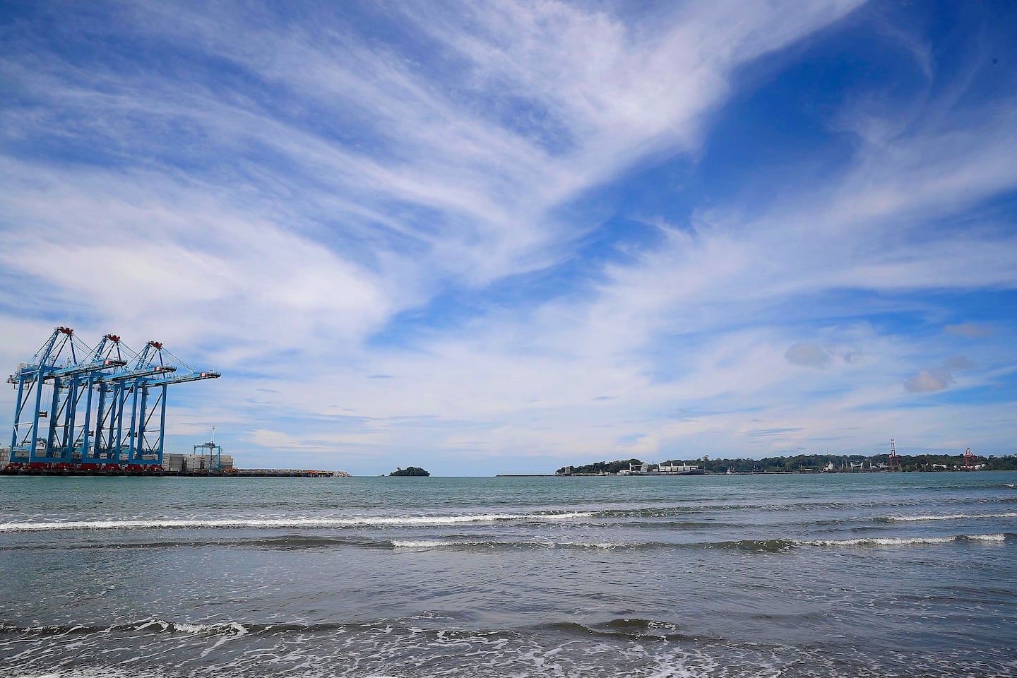 Hallan cuerpo frente a playa de 12 Millas en Limón; investigan posible vínculo con desaparecido en Moín
