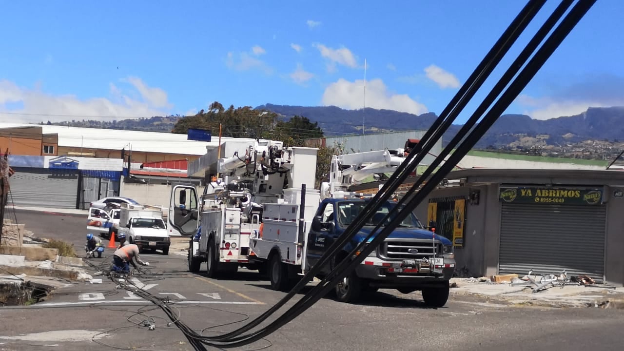 En El Carmen de Cartago los vecinos estuvieron sin corriente desde la noche del sábado hasta media mañana del domingo por daños en el tendido a raíz del fuerte viento. Foto: Keyna Calderón.