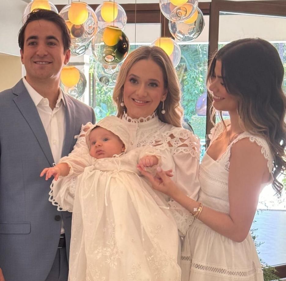 (De izq a der) Enrique Martín, María Jesús Prada y Luciana Prada posaron para sacarse fotografías con Maximiliano, el bebé recién bautizado.