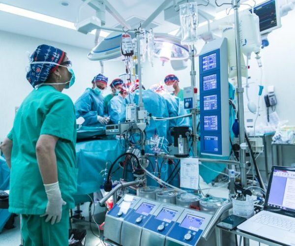 Hospital de Niños le mete mano a la presa de casos complejos de cirugía de corazón. Algunos padres luchan por conseguir millones de colones y operar a sus hijos en España