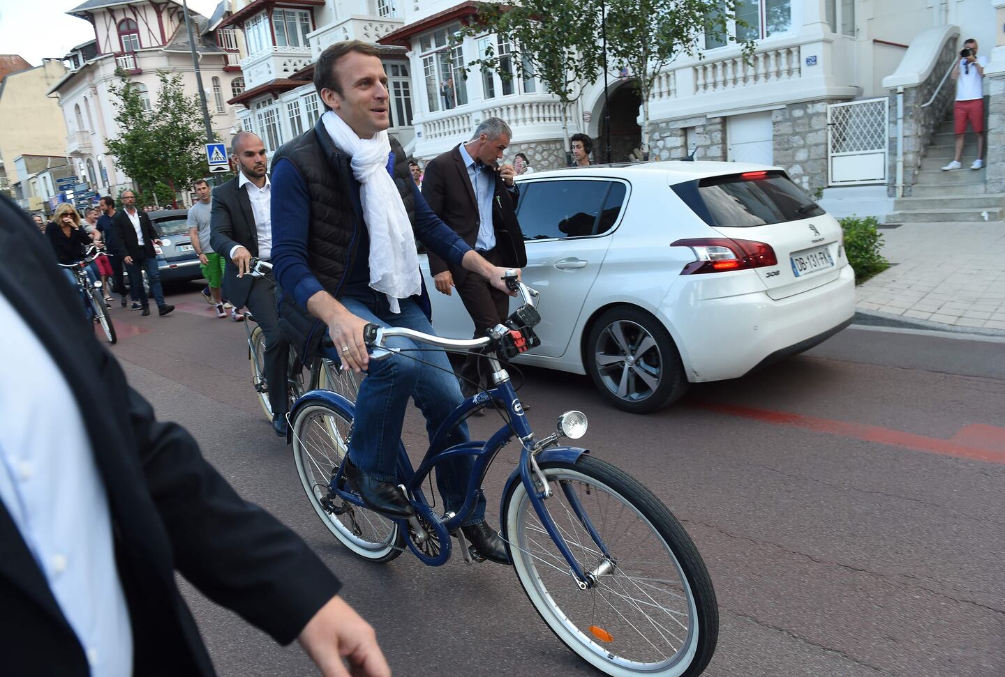 El presidente francés Emmanuel Macron (c) tomó un paseo este sábado en bicicleta, en Le Touquet, ciudad donde vota. 