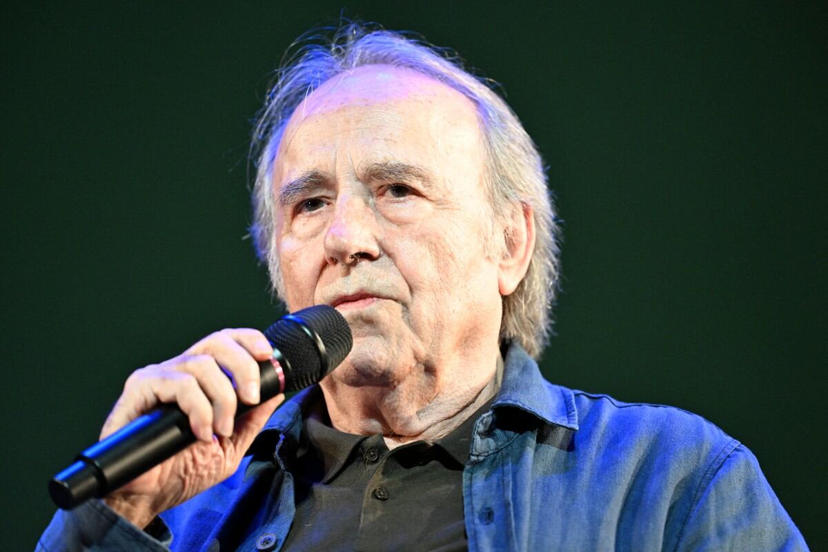 El cantante español Joan Manuel Serrat habla durante el festival literario 'Centroamérica Cuenta 2025' en Ciudad de Guatemala, el 20 de mayo de 2025. (Foto de JOHAN ORDONEZ / AFP)