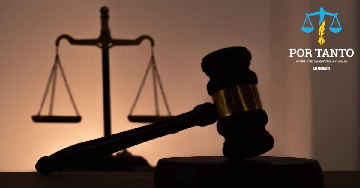 En la imagen un mazo y una balanza de ley