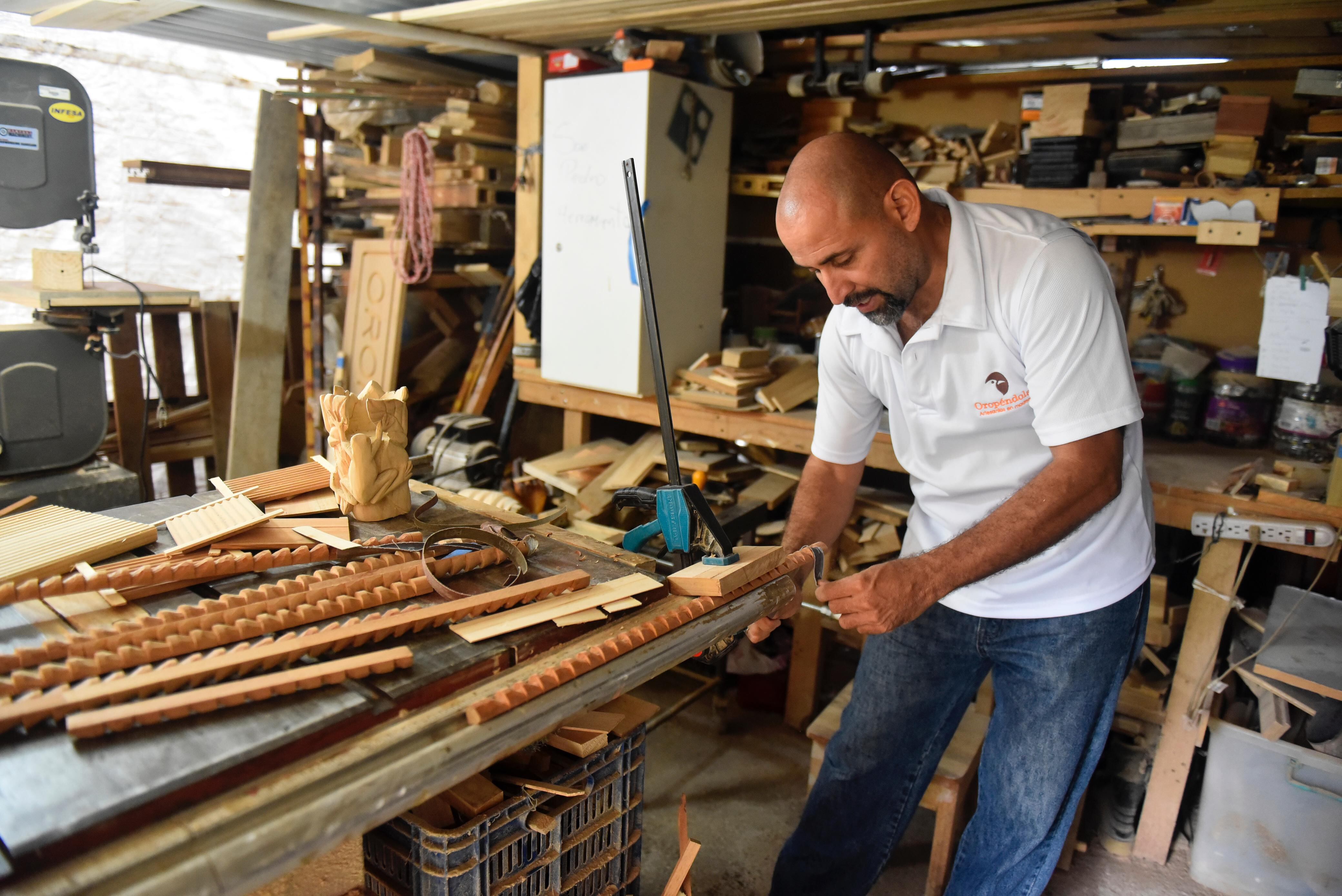 Alberto Samorribas utiliza una herramienta en su taller de artesanías