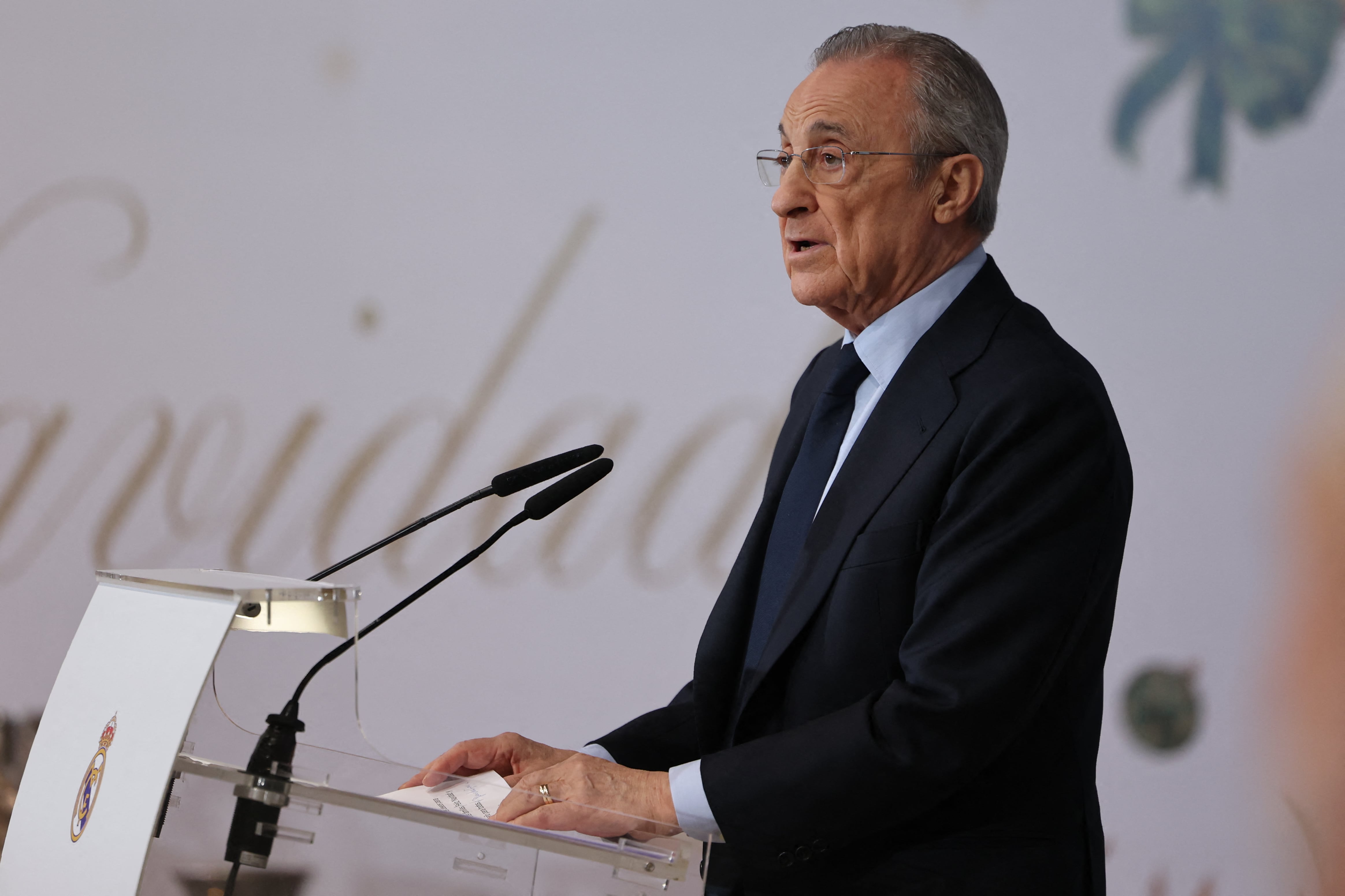 El presidente del Real Madrid, Florentino Pérez, habla durante una conferencia de prensa con motivo del cierre de año en la Ciudad Deportiva del Real Madrid, en Valdebebas, a las afueras de Madrid, el 20 de diciembre de 2024. (Foto de Thomas COEX / AFP)