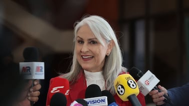 Diputadas denuncian que se les prohibió ingresar con celulares o tabletas a reunión con Laura Fernández