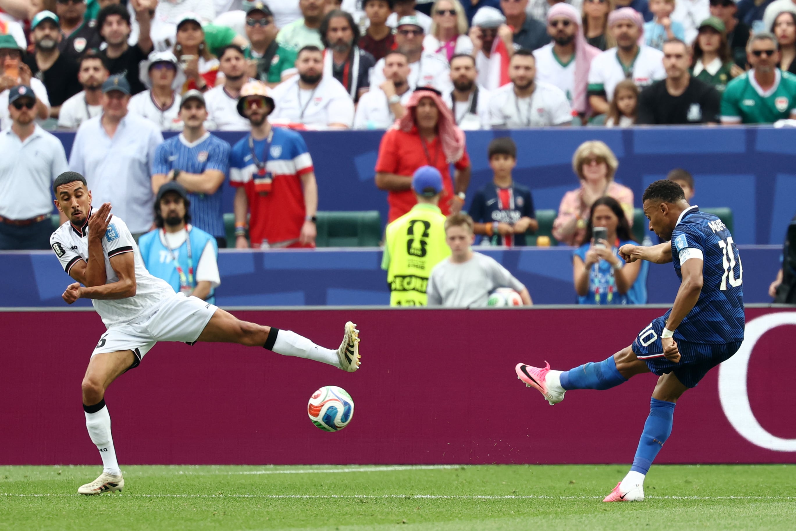 Kylian Mbappe abrio el marcador al minuto 13 contra Irak