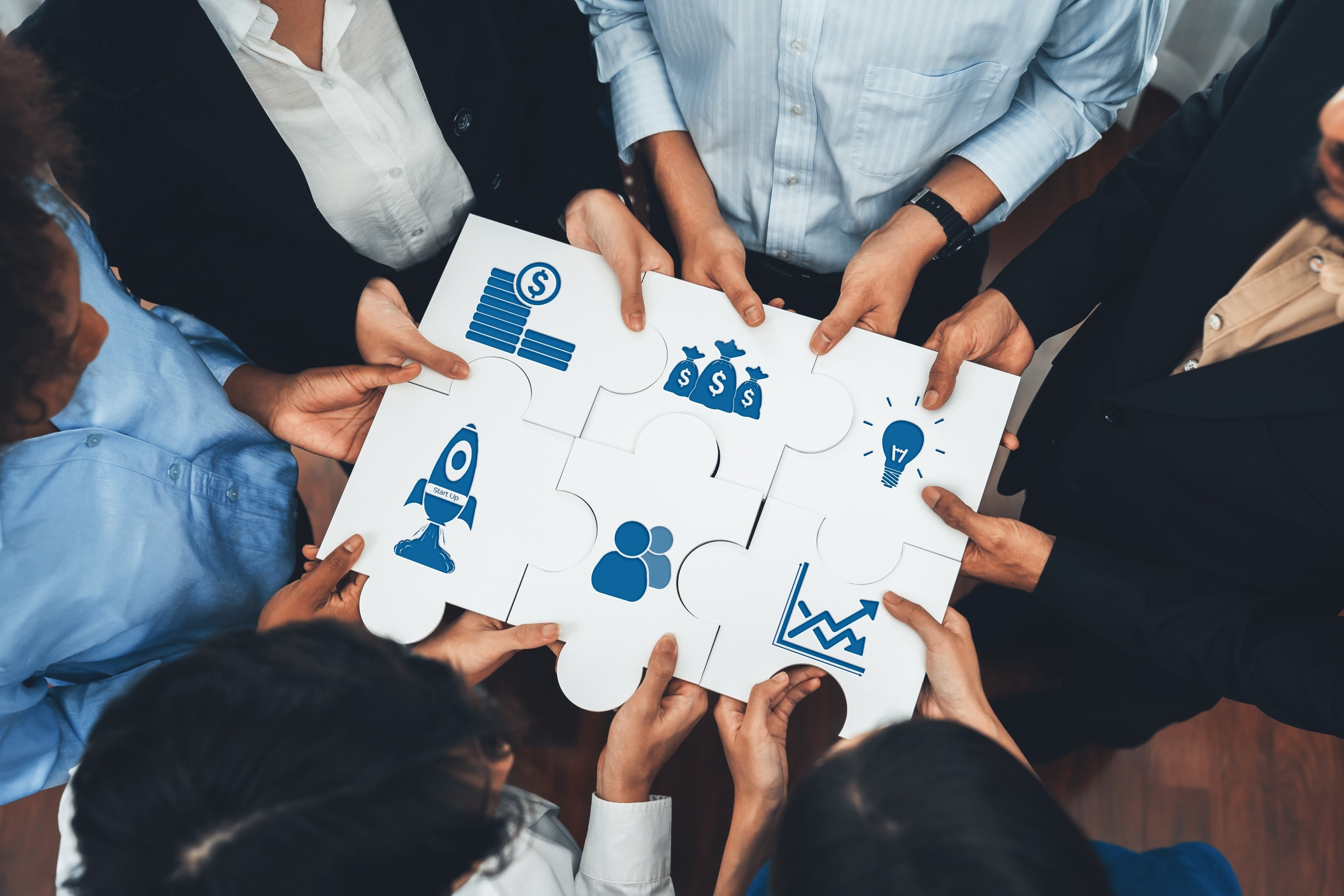 Funcionarios corporativos conectando piezas de rompecabezas para representar la asociación y el trabajo en equipo. Unidad y sinergia en el concepto de negocio mediante la fusión de rompecabezas.