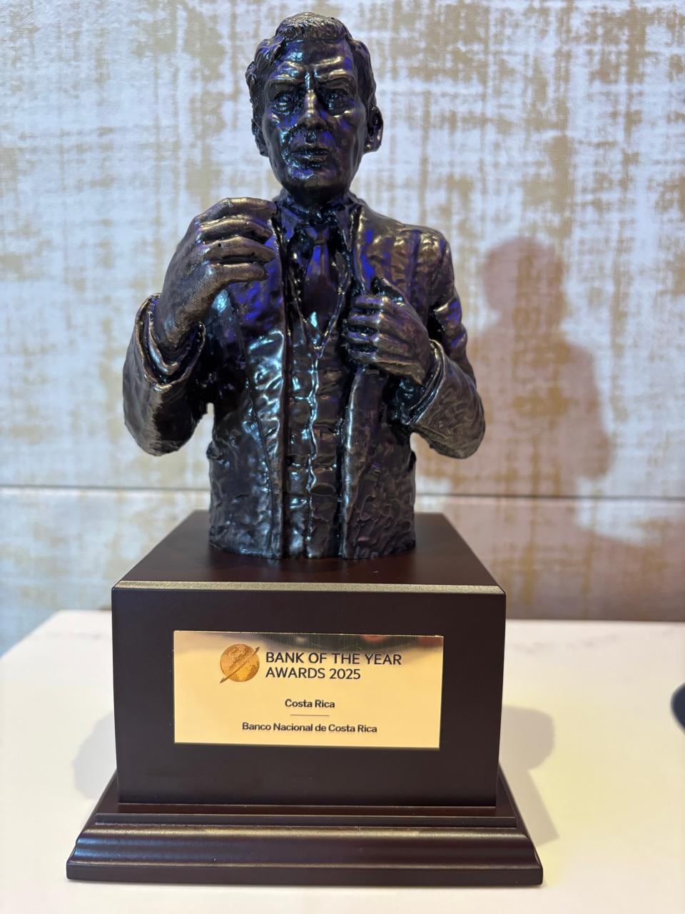 ¿Tiene sus ahorros ahí? Una revista británica eligió al “Banco del Año” en Costa Rica y dio sus razones