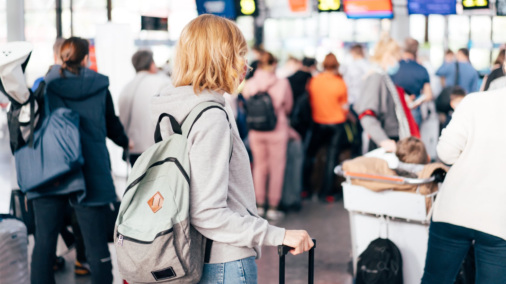 Uscis detalla documentos y advertencias para residentes permanentes que viajan fuera de Estados Unidos en temporada festiva.