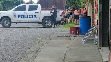 Joven asesinado y mujer herida tras ser atacados a balazos en supermercado de Guácimo