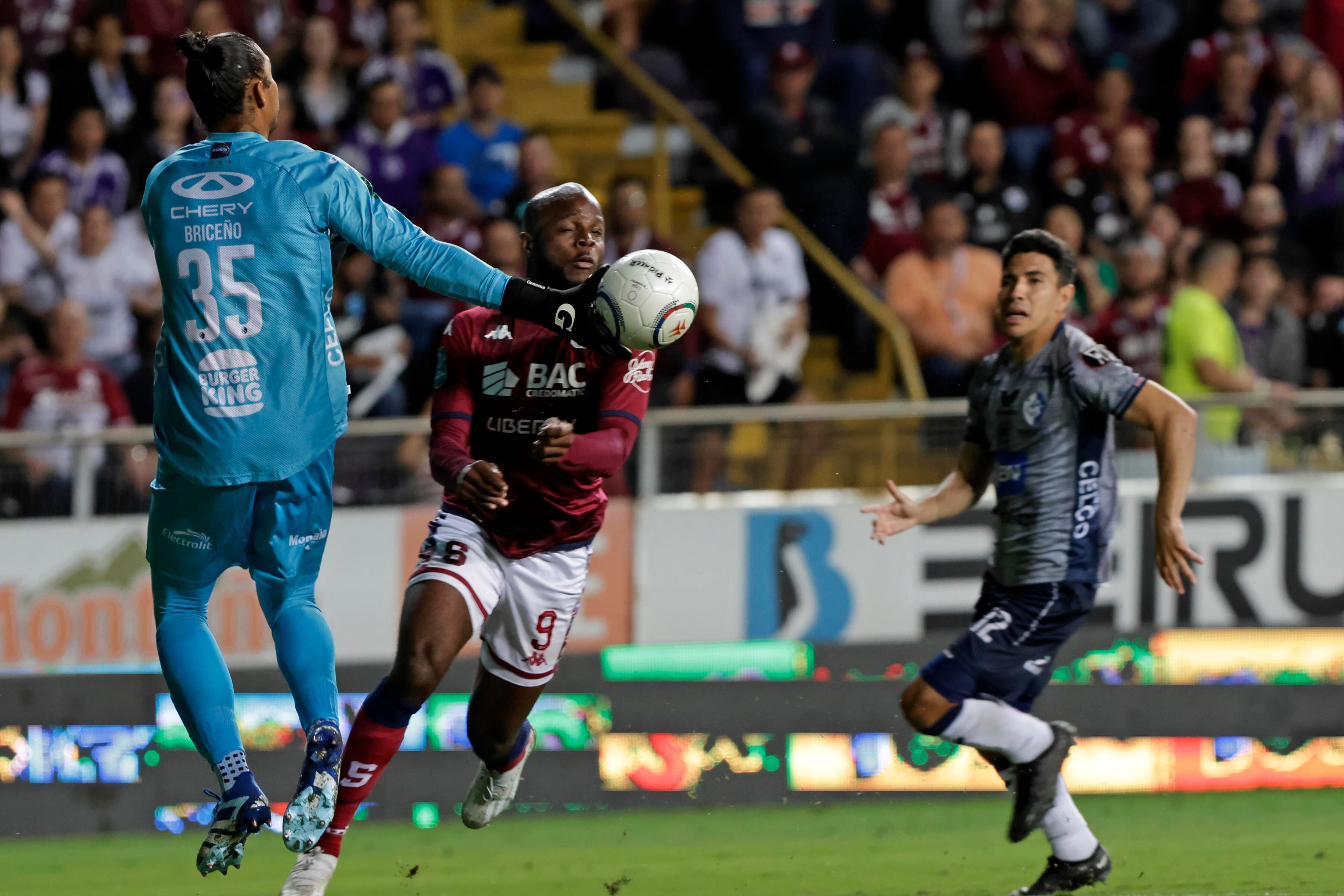09/12/2023. Estadio Ricardo Saprissa Aymá, Tibás. Hora: 08:00 p.m. Partido de vuelta de la semifinal del Torneo de Apertura 2023 disputado entre el Deportivo Saprissa y el Club Sport Cartaginés en el Estadio Ricardo Saprissa Aymá, Tibás. Fotos: Mayela López