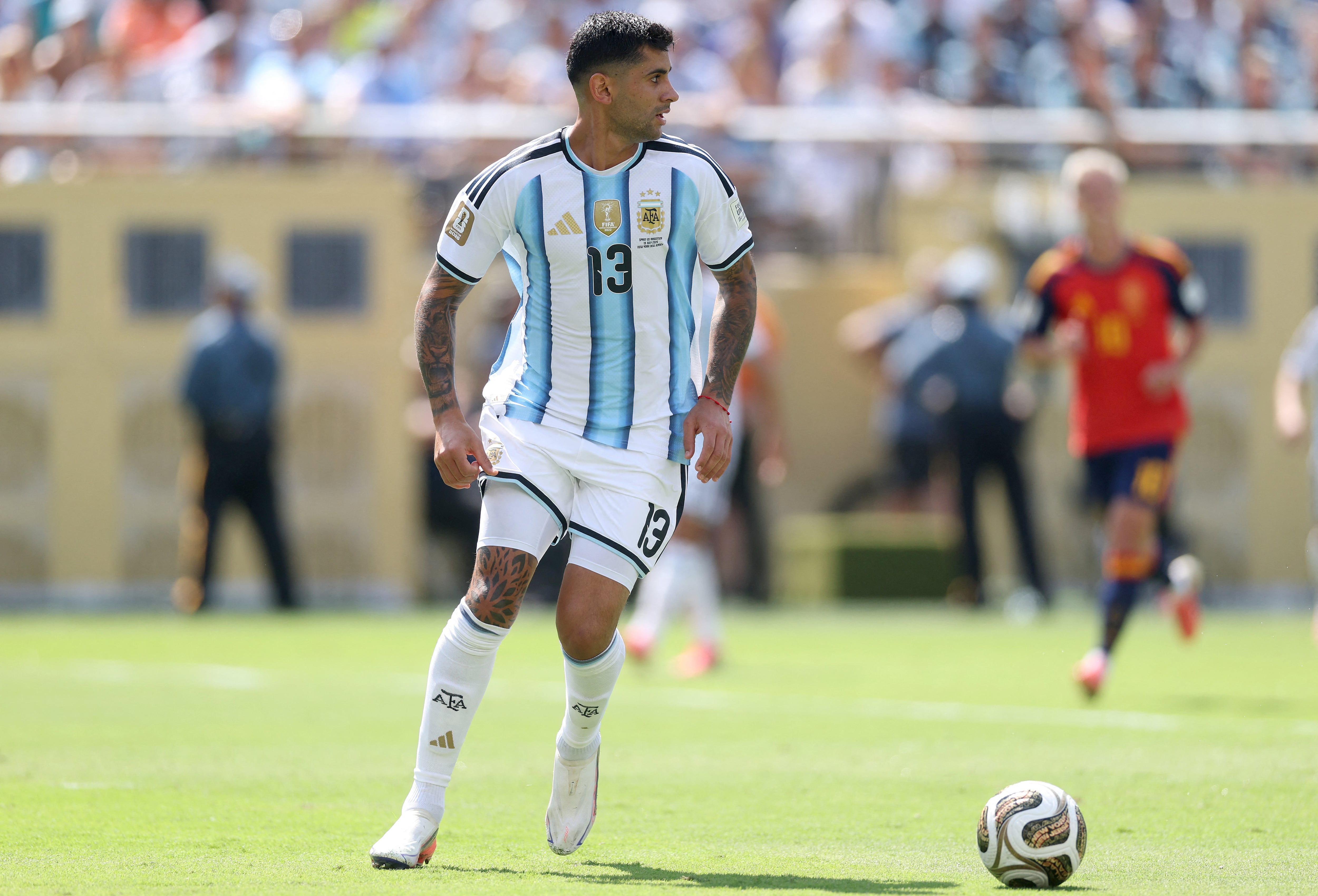 Cristian Romero transporta la pelota durante la final del Mundial 2026 entre Argentina y España, el pasado 19 de julio en el Estadio de Nueva York/Nueva Jersey.