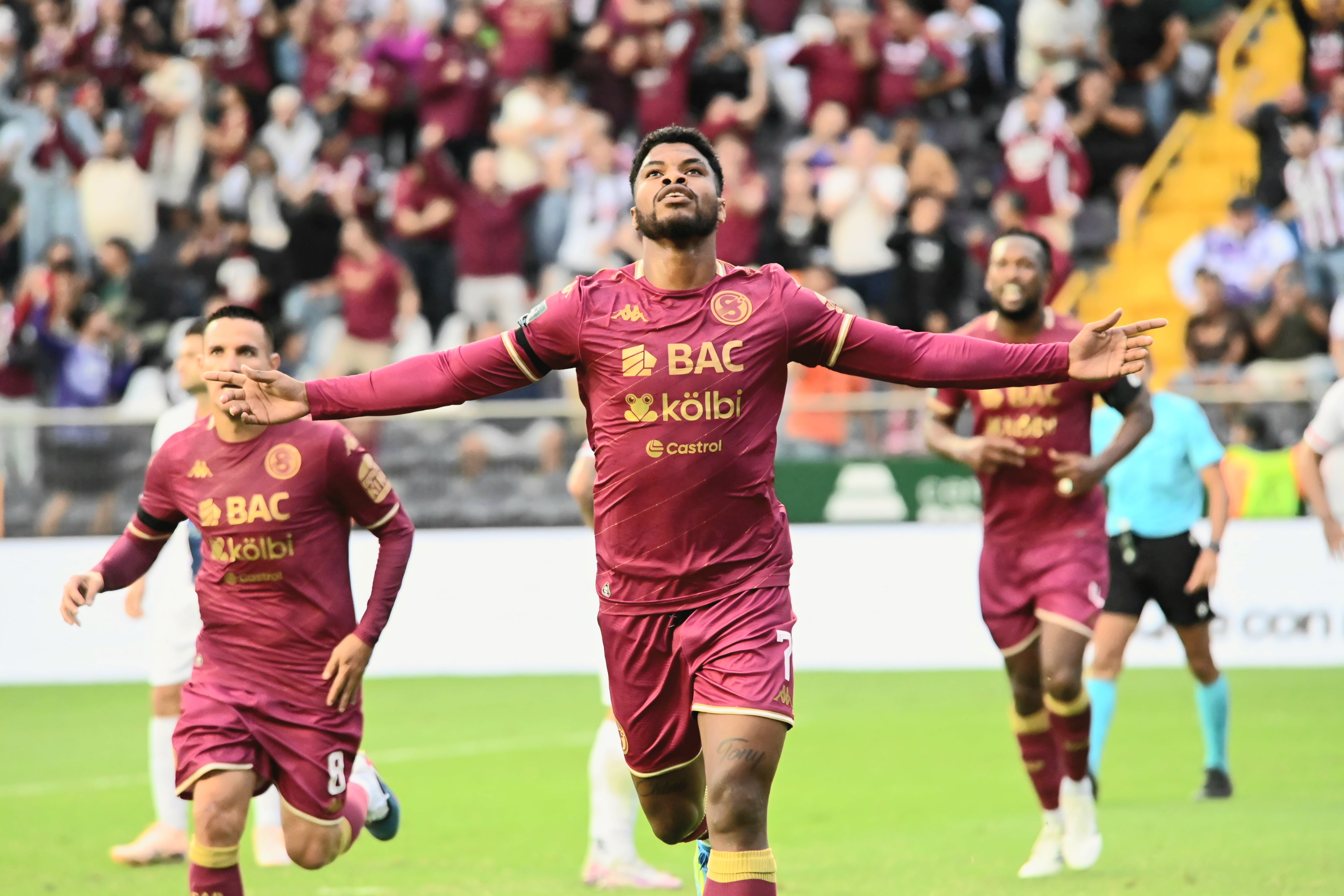 02 de agosto del 2026. Estadio Ricardo Saprissa. 16:00 hrs. El Deportivo Saprissa se enfrenta al San Carlos FC en la jornada 2 del Torneo de Apertura 2026 del Campeonato Nacional de fútbol de la Primera División. En la foto: los técnicos Hernán Medford y Walter Centeno y acciones importantes del juego. Foto: Albert Marin.