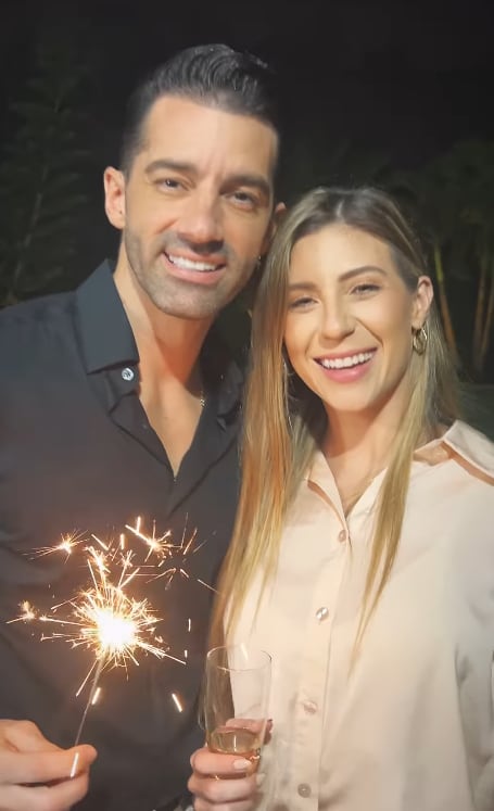 Foto de Toni Costa junto a Mimi Ortiz mientras sostienen unas bengalas.
