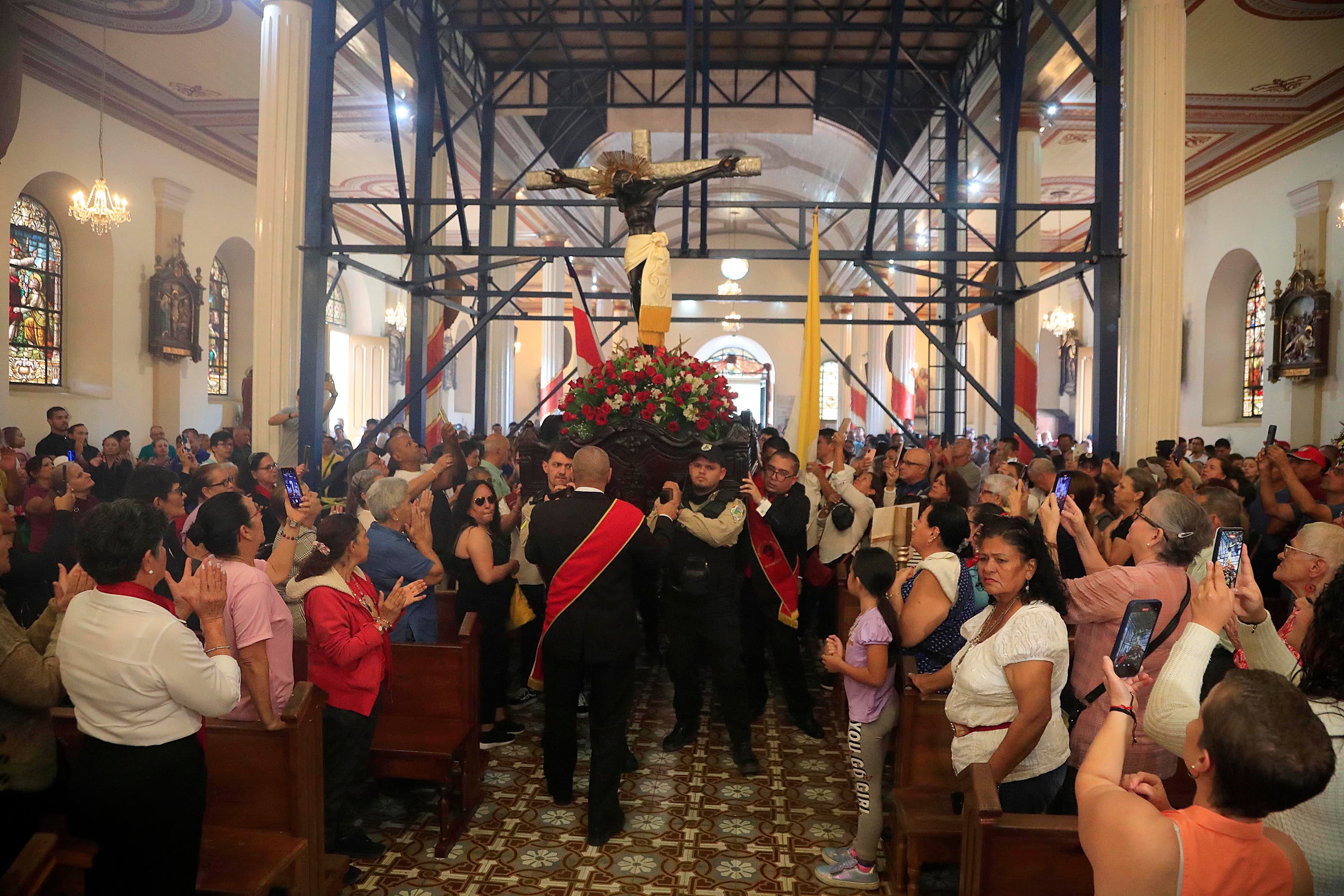 07/01/20023 San José. Romería con el Santo Cristo de Esquipulas desde la Catedral Metropolitana hasta la parroquia de Alajuelita, pasando por la comunidad de Cristo Rey conde el padre Sergio y los colaboradores de Obras del Espíritu Santo también le dieron el acostumbrado especial recibimiento de todos los años. La pequeña peregrinación también pasó por Sagrada Familia y Hatillo antes de llegar a su destino final.