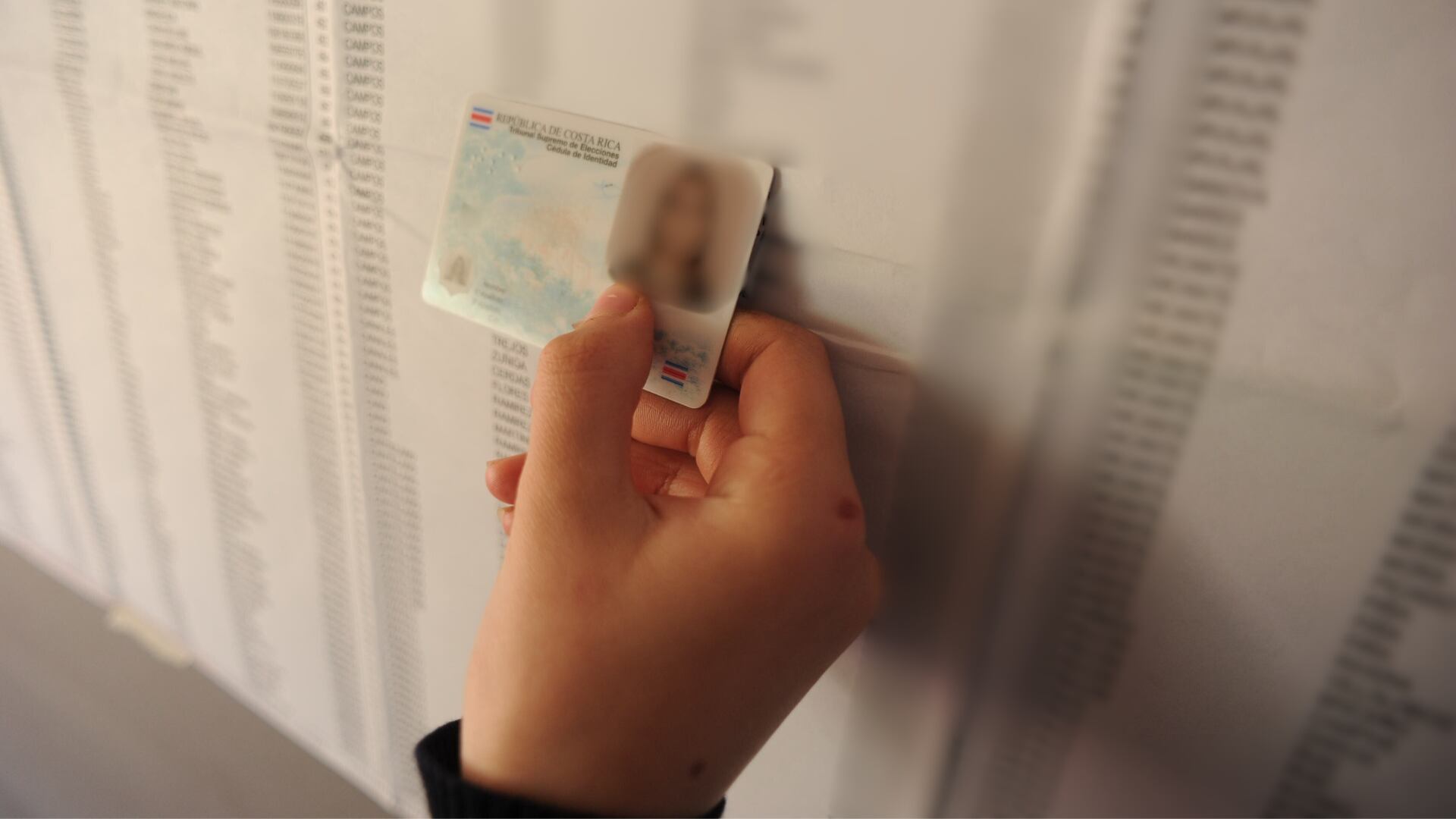 Padrón electoral, búsqueda de nombre en lista, en padrón. cédula en mano