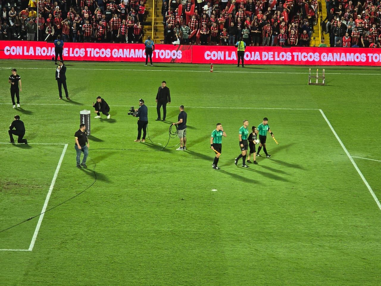 Los árbitros de la gran final entre Liga Deportiva Alajuelense y Club Sport Herediano, Keylor Herrera, William Chow, Víctor Ramírez, Josué Ugalde y Luis Granados desfilaron solos, ante el atraso de los equipos.