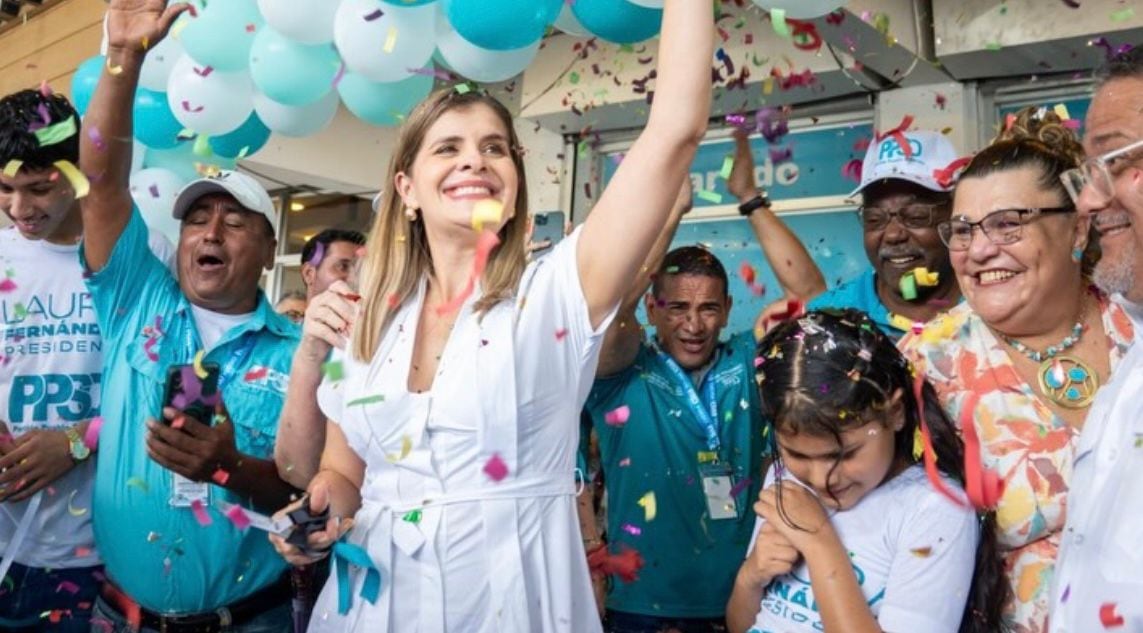 Laura Fernández, durante el encuentro en Limón, inauguró la "Casa Rodriguista" en Guápiles. A la derecha, Kattia Calvo y Osvaldo Artavia, candidatos a diputaciones.