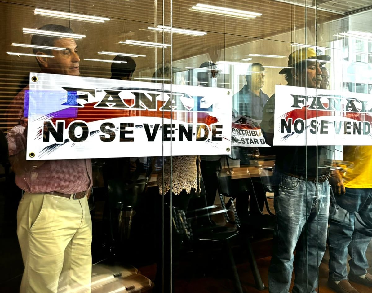 Varios productores acudieron a la Asamblea Legislativa para oponerse al proyecto de apertura de la producción y distribución del alcohol industrial que tiene Fanal.