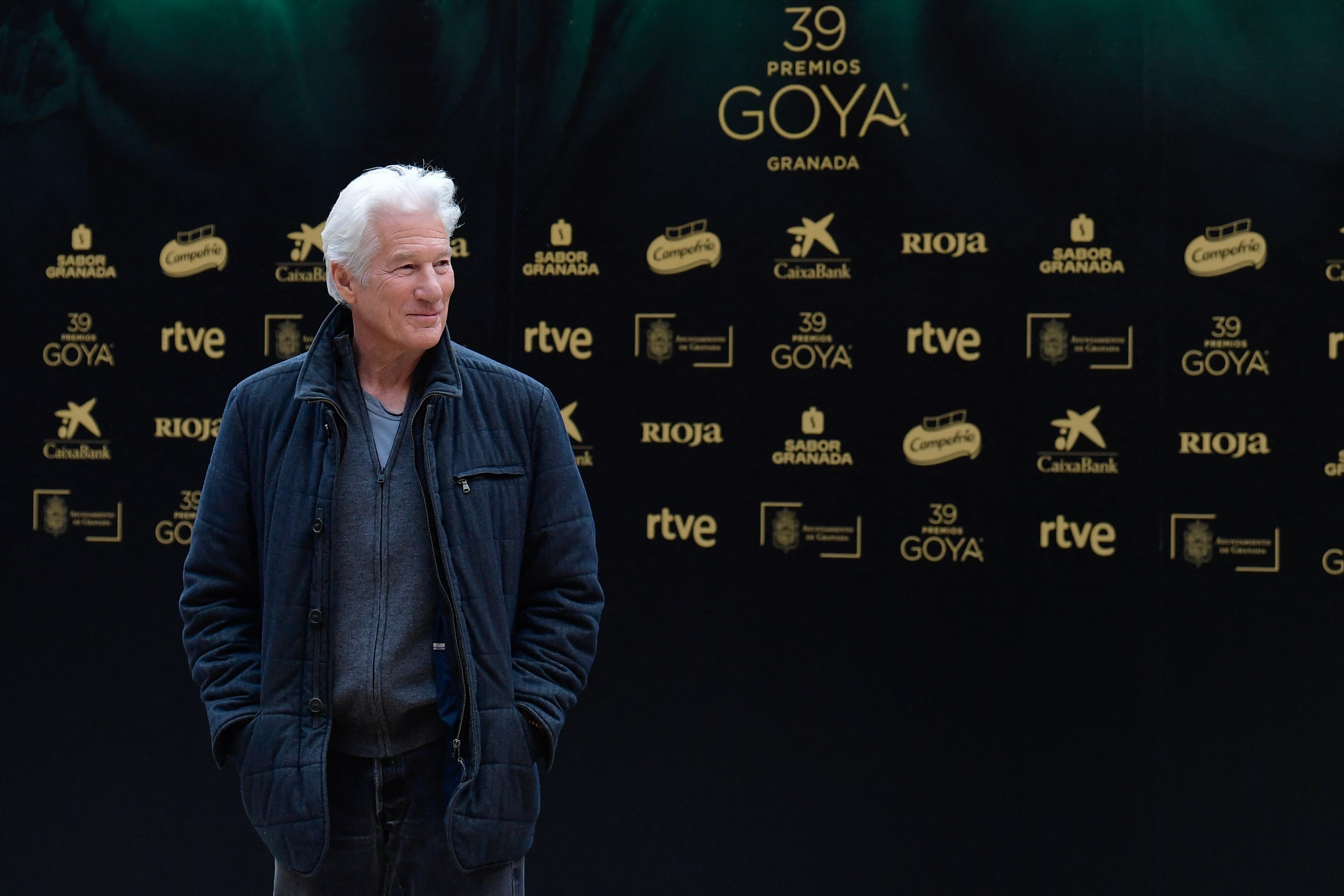 El actor estadounidense Richard Gere posa durante una sesión fotográfica en vísperas de la 39ª ceremonia de los premios Goya en el Palacio de Carlos V en Granada, sur de España, el 7 de febrero de 2025. La Academia de Cine de España anunció el mes pasado que Gere recibirá el Premio Goya Internacional que otorga anualmente el cine español, por "su extraordinaria contribución al arte cinematográfico" y su compromiso social.