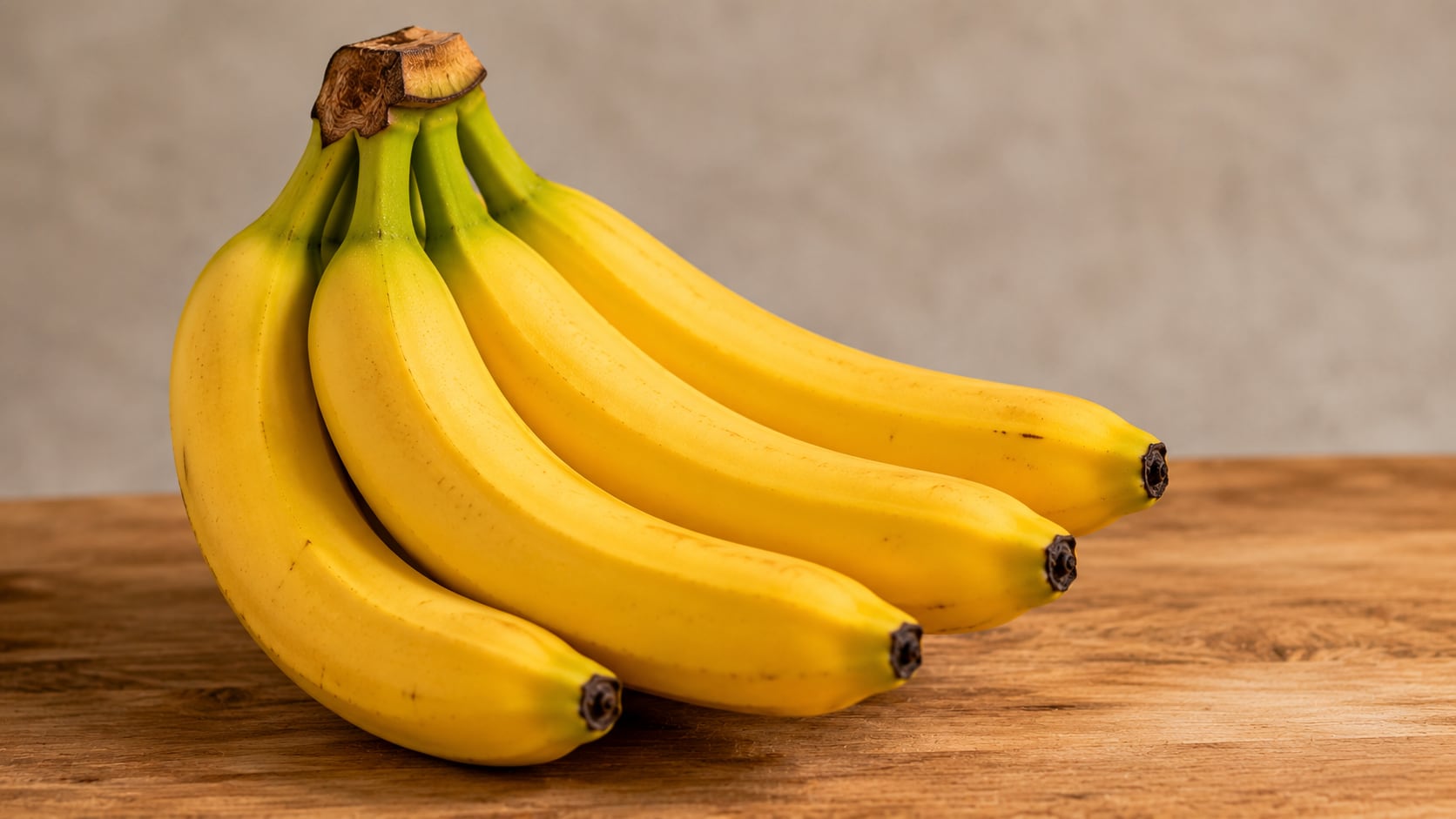 Un trozo de papel aluminio o un recipiente de vidrio hermético pueden ayudar a que los bananos se conserven frescos por más tiempo.